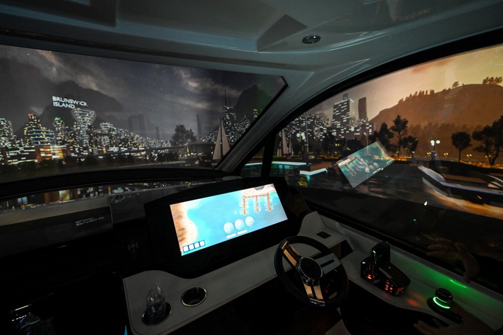 La tecnología de acoplamiento automático de Brunswick con detección de objetos se demuestra en un simulador de timón de barco en el stand de la compañía durante el Consumer Electronics Show (CES) en Las Vegas, Nevada, el 5 de enero de 2023.