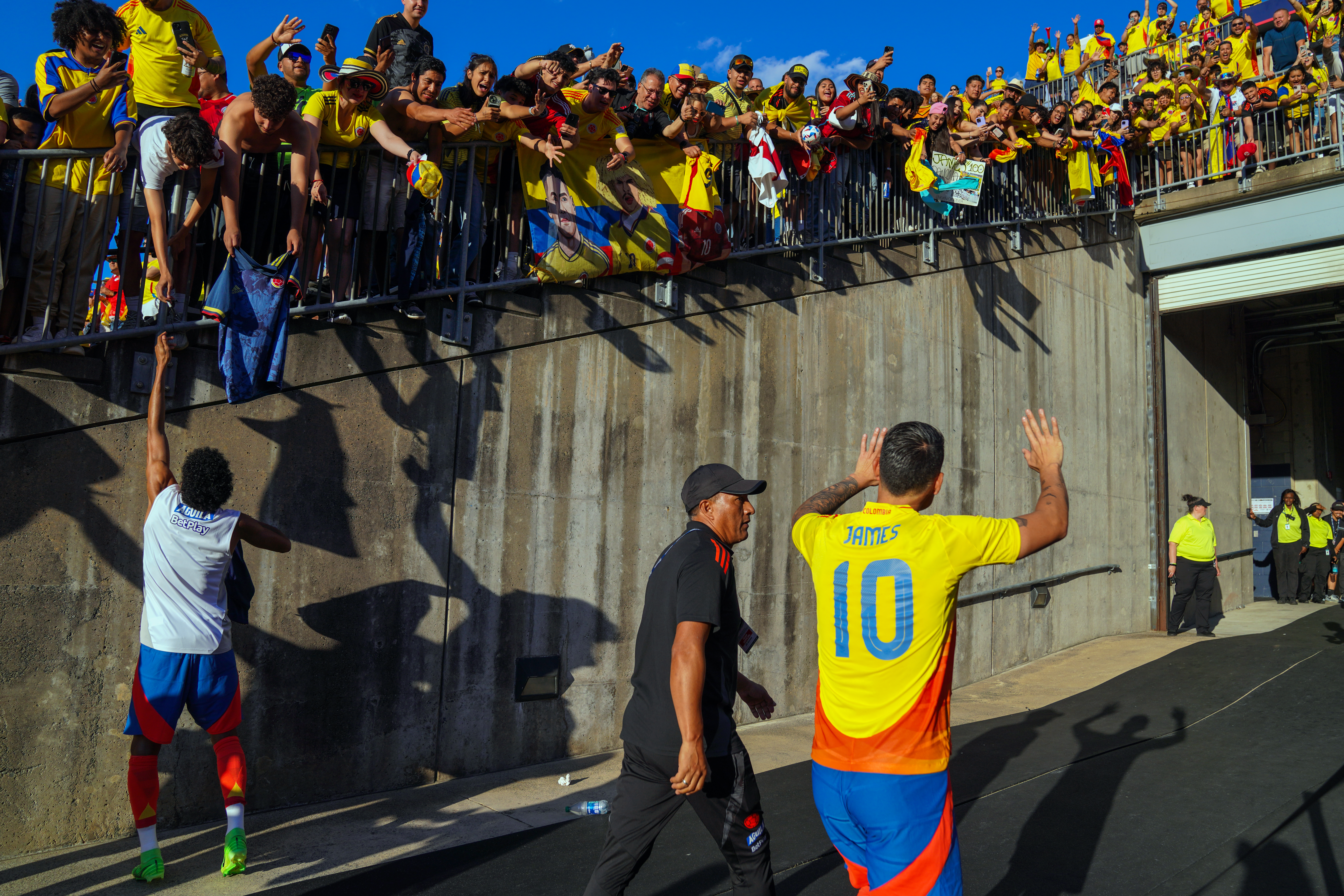 . EAST HEATFORD (ESTADOS UNIDOS), 15/06/2024.- James Rodríguez de Colombia saluda a los hinchas este sábado, al final de un partido amistoso internacional entre las selecciones de Colombia y Bolivia en el estadio Rentschler Field en East Heatford (EEUU). EFE/Joe Buglewicz