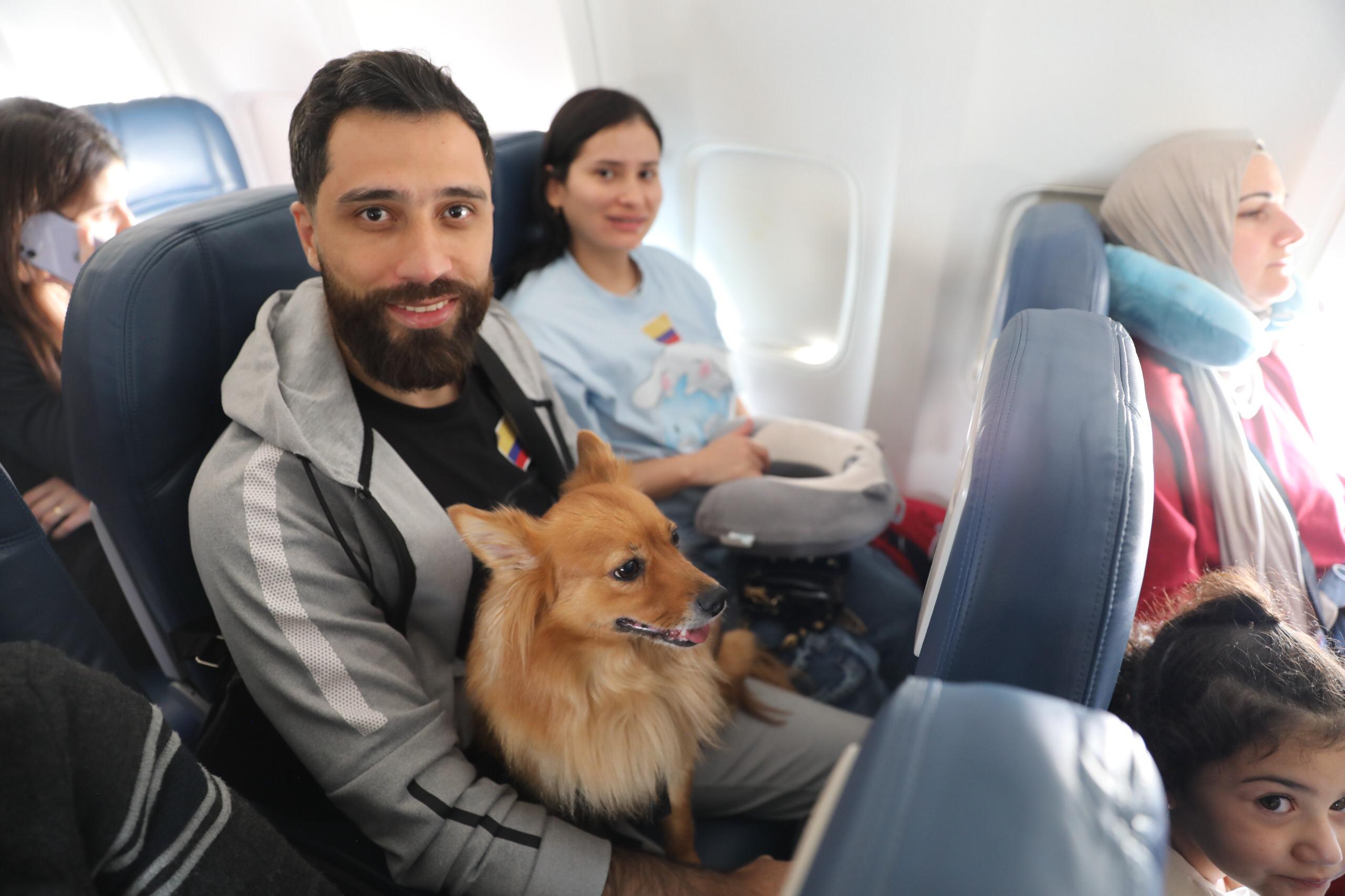 En segundo vuelo humanitario regresan 105 colombianos de Líbano