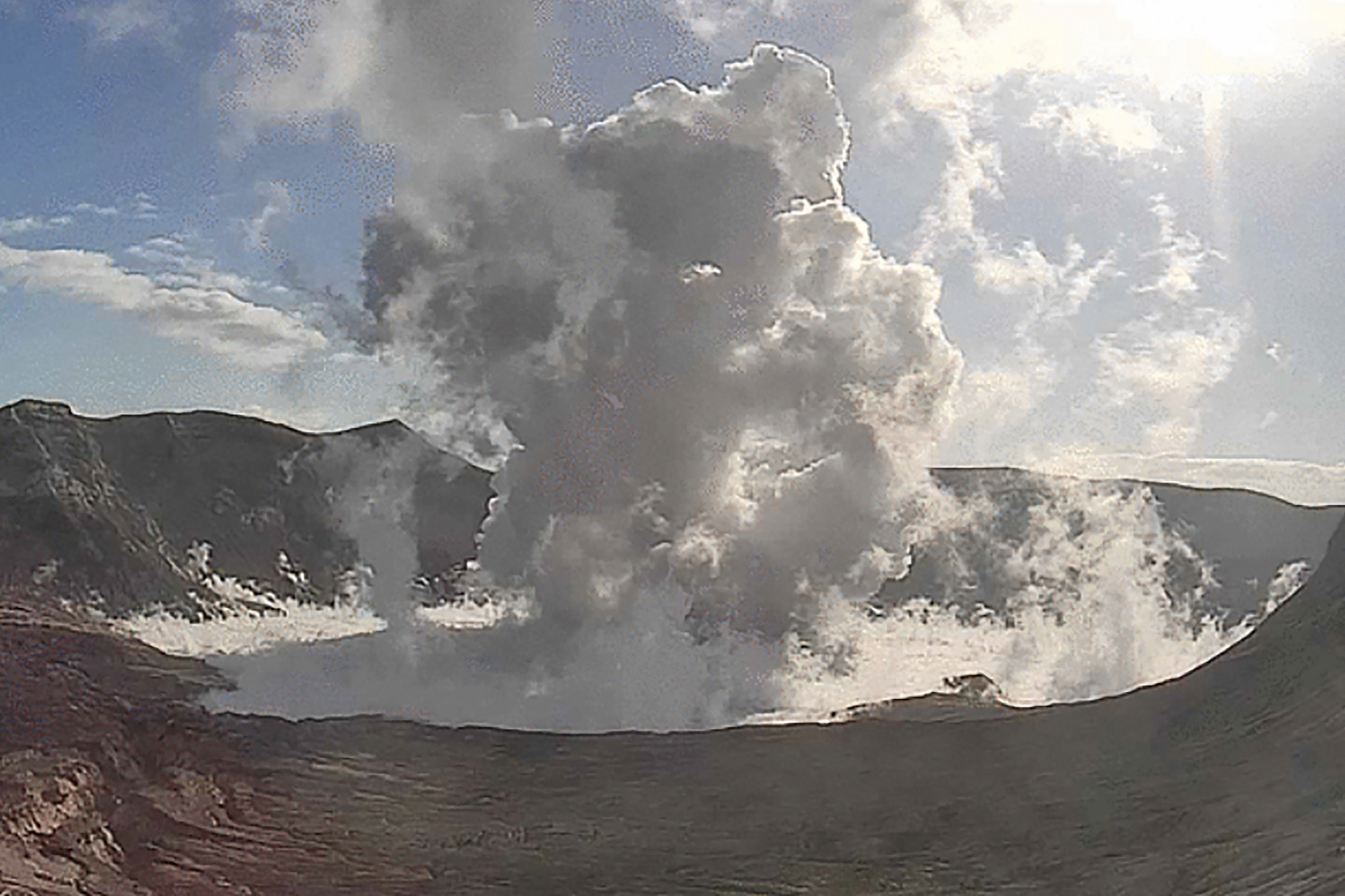 Miles de filipinos evacuados por la erupción del volcán Taal