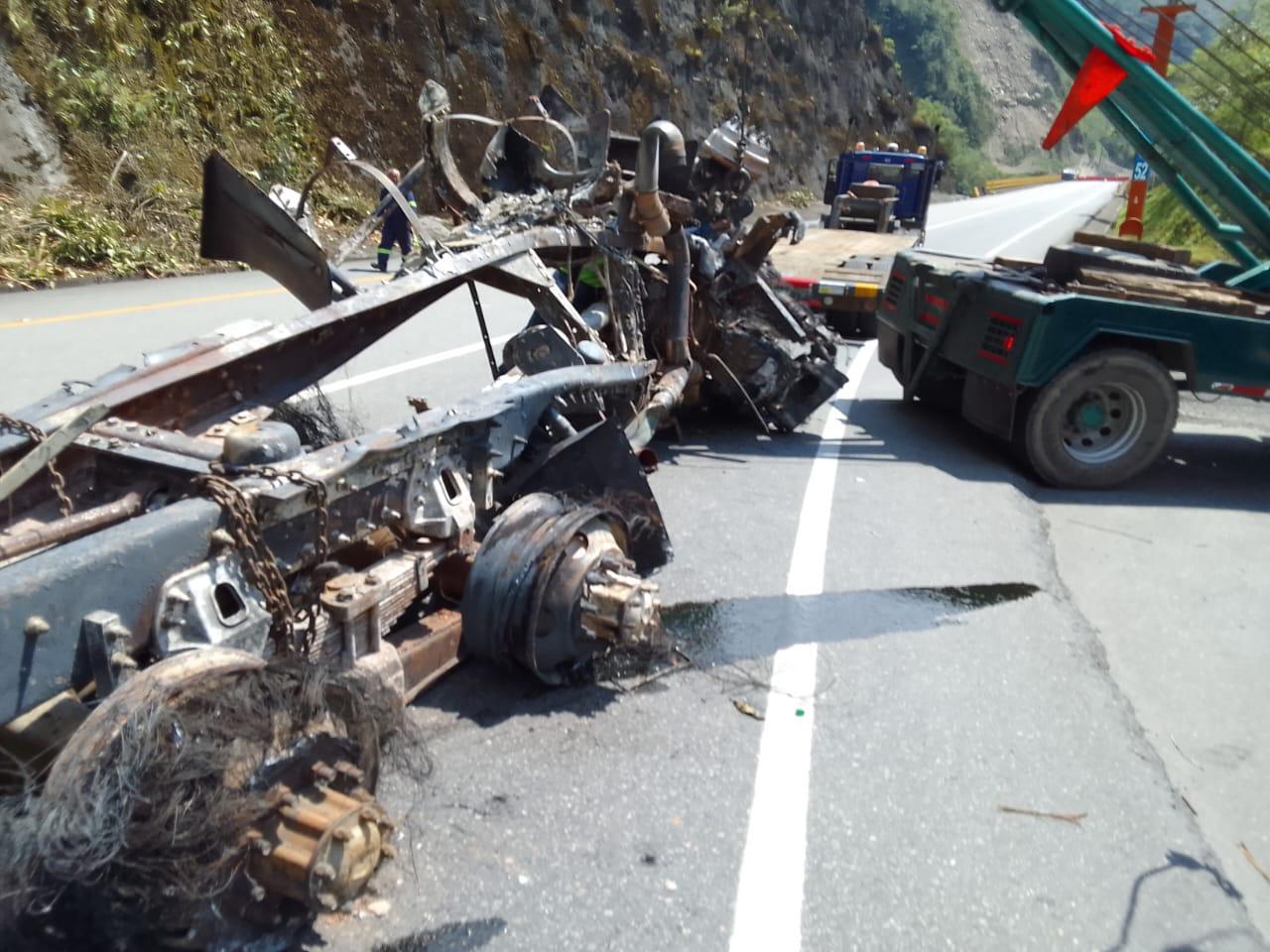 Avanza retiro de camión que explotó en vía al Llano, bloqueo retrasa la apertura