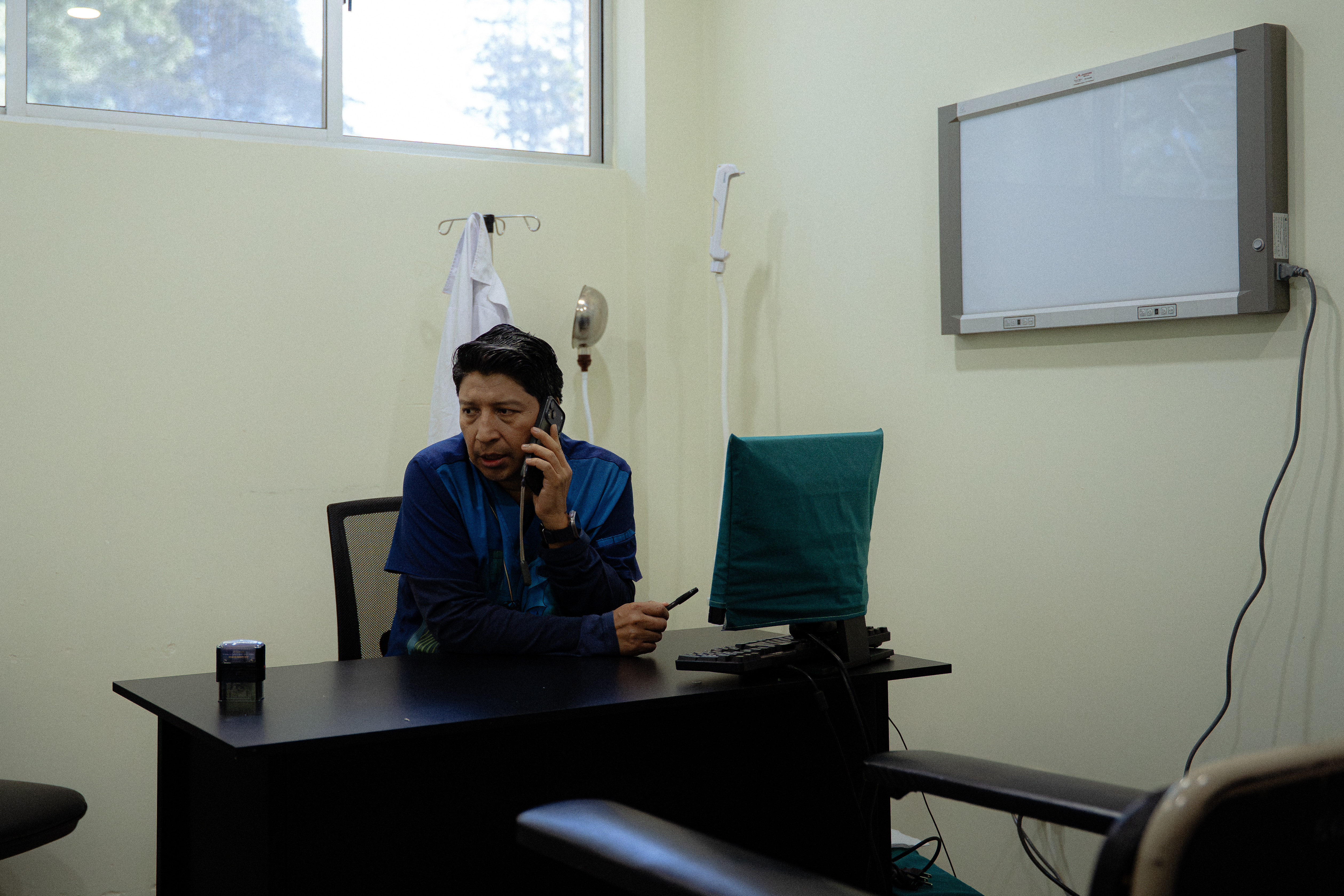 El oncólogo Julio Ramírez trabaja en el hospital público de Quetzaltenango (Guatemala), donde el acceso a Keytruda es limitado.