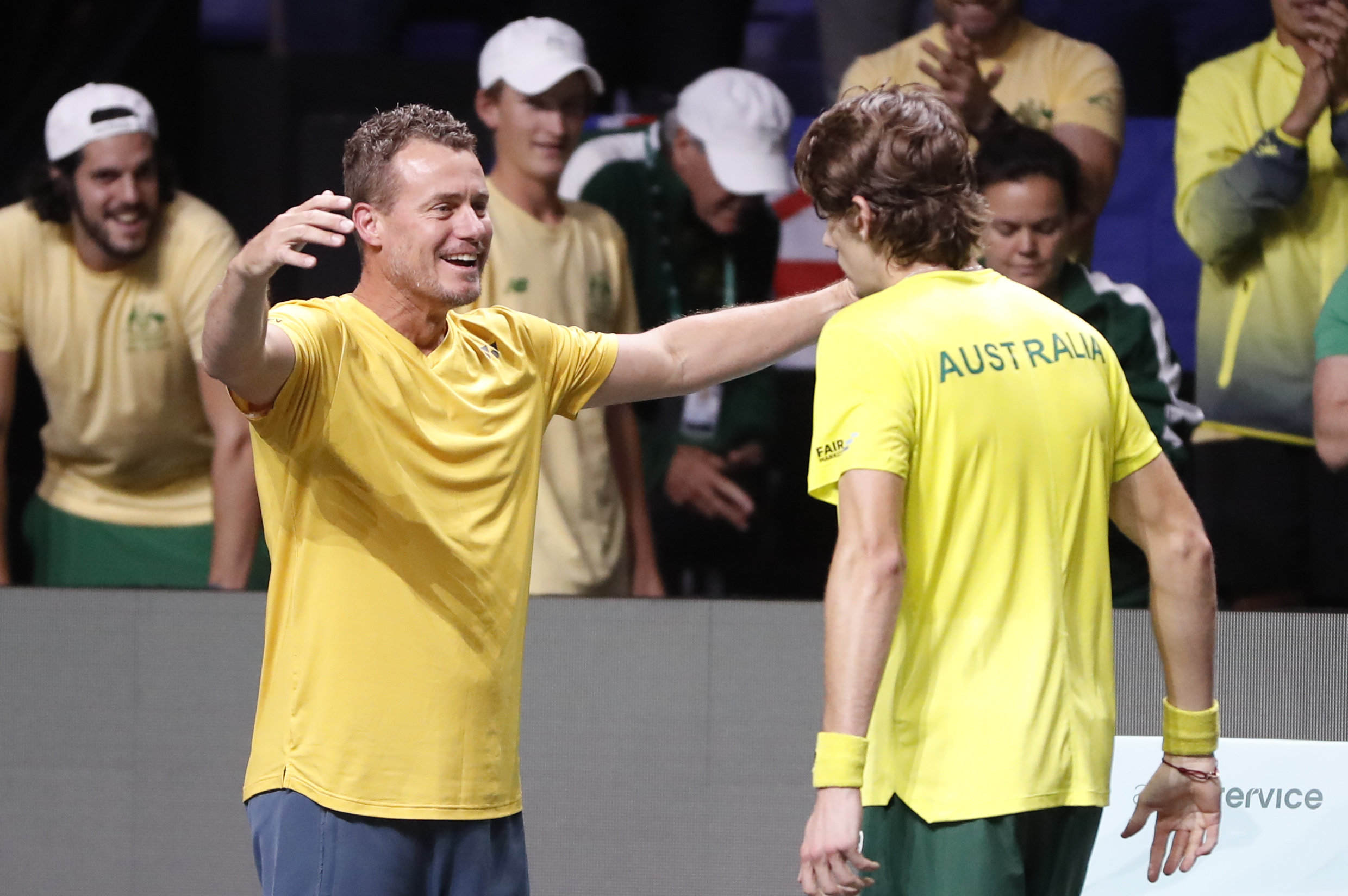 MÁLAGA, 22/11/2022.- El tenista australiano Alex de Minaur (d) celebra con su capitán la victoria ante el neerlandés Botic van de Zandschulp, durante el segundo partido del choque Australia-Países Bajos perteneciente a los cuartos de final de la Copa Davis de Málaga, disputado este martes en el Martín Carpena de Málaga. El equipo ganador de este enfrentamiento será el rival en semifinales del que se imponga el miércoles en el España-Croacia. EFE/ Jorge Zapata