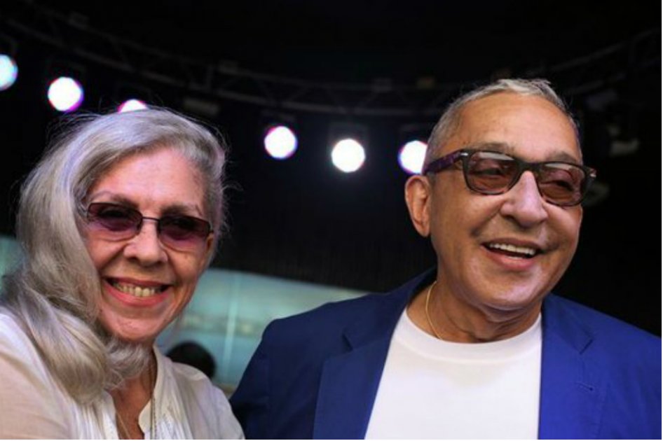 El músico cubano Juan Formell posa junto a la cantante cubana Miriam Ramos.
