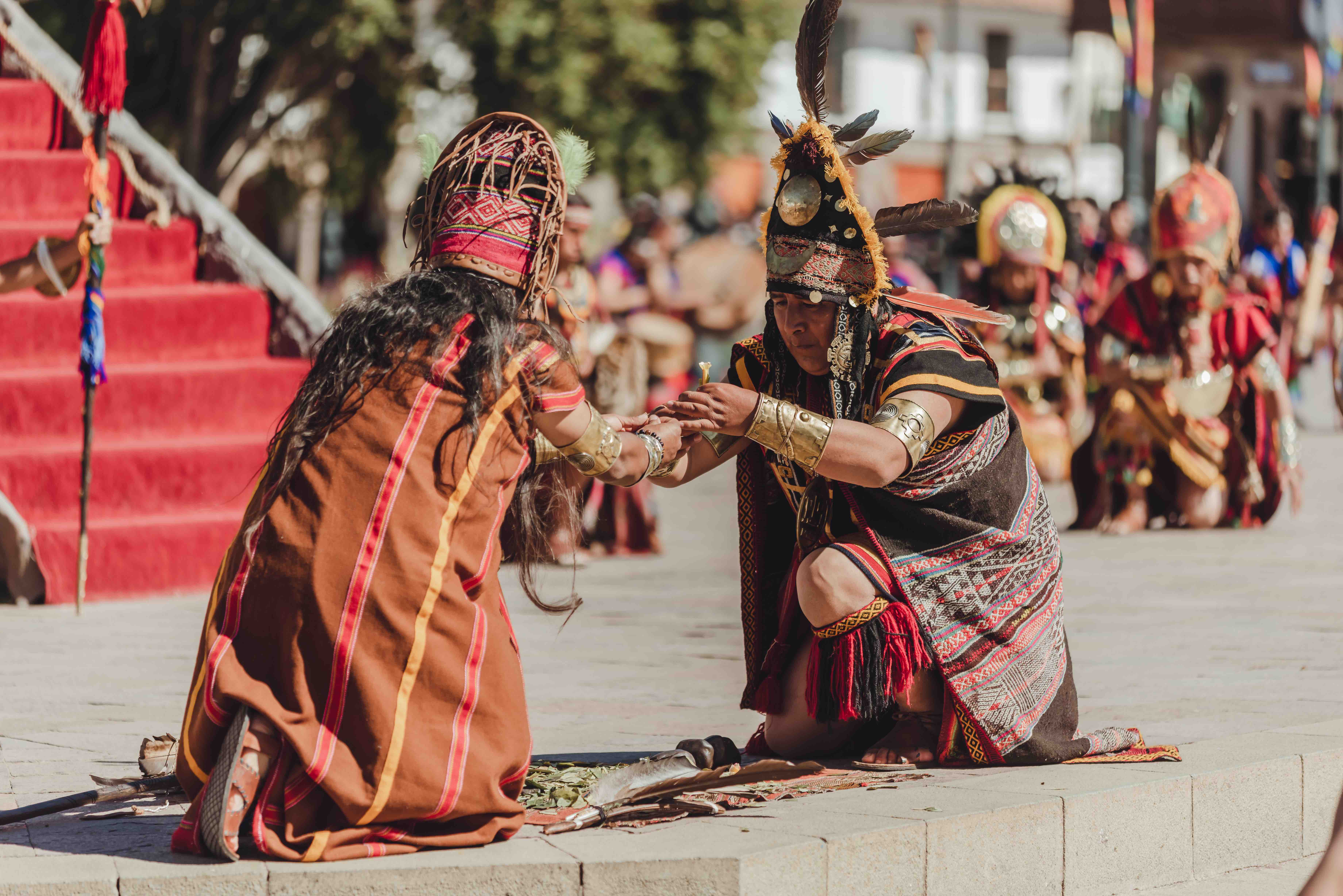Las entradas para asistir a las representaciones en el Qorikancha y Saqsaywaman están disponibles en la web de Teleticket. La escenificación en la Plaza de Armas es gratuita. Para llegar a Cusco, se puede volar directamente desde Bogotá o tomar una conexión vía Lima desde otras ciudades colombianas como Medellín o Cartagena.