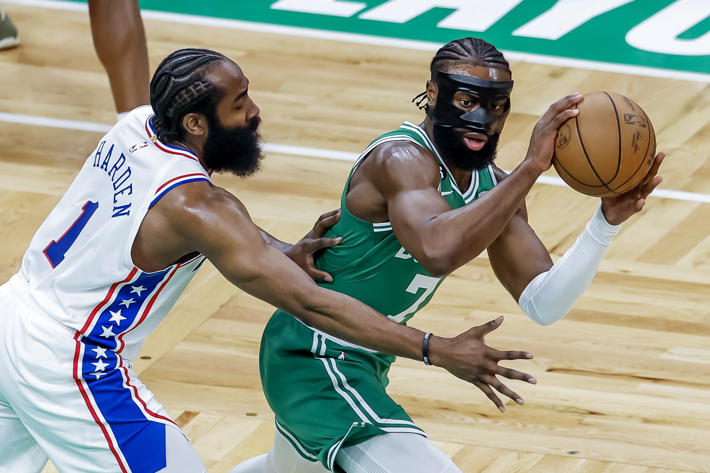 Boston (United States), 04/05/2023.- Boston Celtics guard Jaylen Brown (R) in action against Philadelphia 76ers guard James Harden (L) during the first half of game 2 of the NBA Eastern Conference semifinals series between the Philadelphia 76ers and the Boston Celtics at TD Garden in Boston, Massachusetts, USA, 03 May 2023. (Baloncesto, Estados Unidos, Filadelfia) EFE/EPA/CJ GUNTHER SHUTTERSTOCK OUT