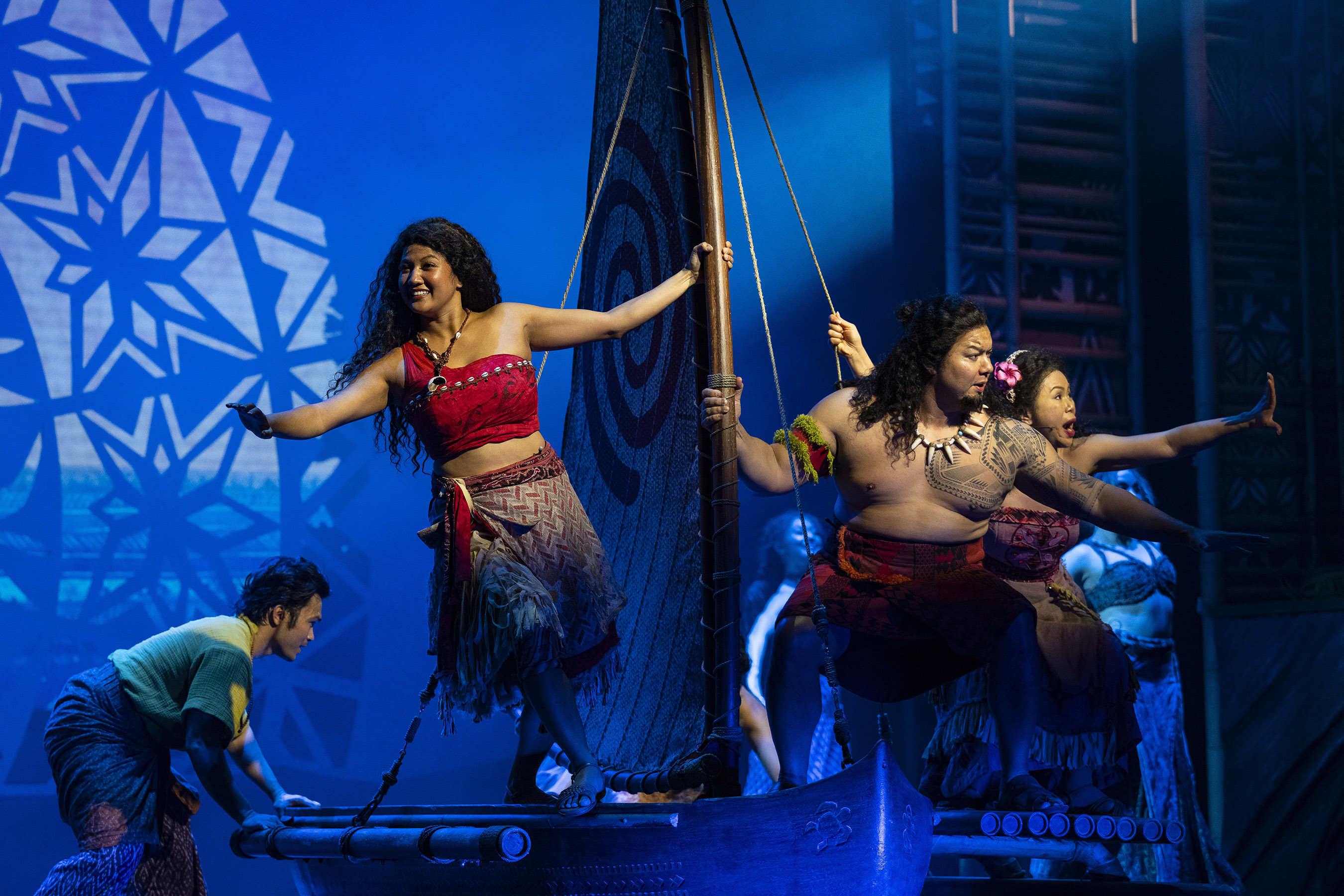 Con una escenografía y una música repleta de elementos de la cultura de las islas del Pacífico que inspiran el clásico cuento sobre la mayoría de edad, esta innovadora producción sumergirá al público en una aventura transformadora a través de tierra y mar.