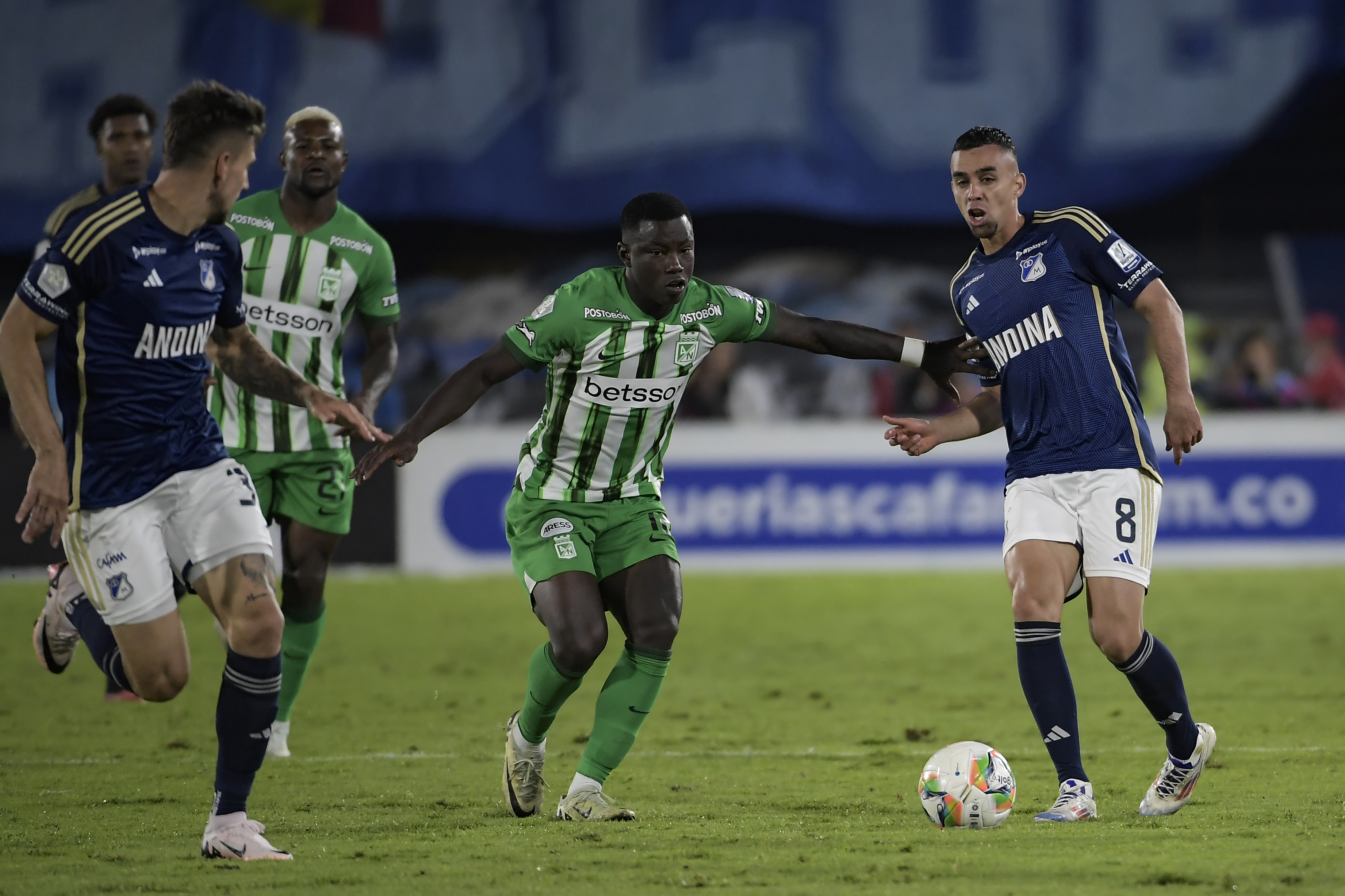 Jugador de Millonarios durante el compromiso ante Atlético Nacional por los cuadrangulares – jornada #3 en el Estadio El Campin de Bogotá