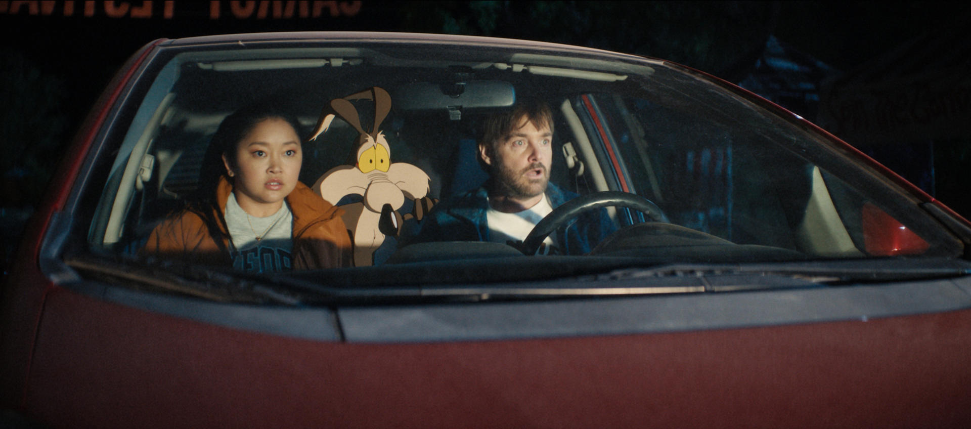 USA3007. LOS ÁNGELES (ESTADOS UNIDOS), 26/08/2026.- Fotograma cedido por Warner Bros. Entertainment donde aparece Lana Condor (i) como Paige Avery y Will Forte como Kevin Avery, junto al Coyote en una escena de la película 'Coyote vs. Acme' que llegará a las salas de cine de Estados Unidos el 28 de agosto y el 18 de septiembre a España. 'Coyote vs. Acme', la película que convierte las eternas desventuras de Wile E. Coyote en una batalla legal contra la poderosa corporación Acme, llegará finalmente a los cines después de que su propia historia de producción se convirtiera en una batalla por salir a la luz. EFE/Warner Bros. Entertainment /SOLO USO EDITORIAL /NO VENTAS /SOLO DISPONIBLE PARA ILUSTRAR LA NOTICIA QUE ACOMPAÑA /CRÉDITO OBLIGATORIO
