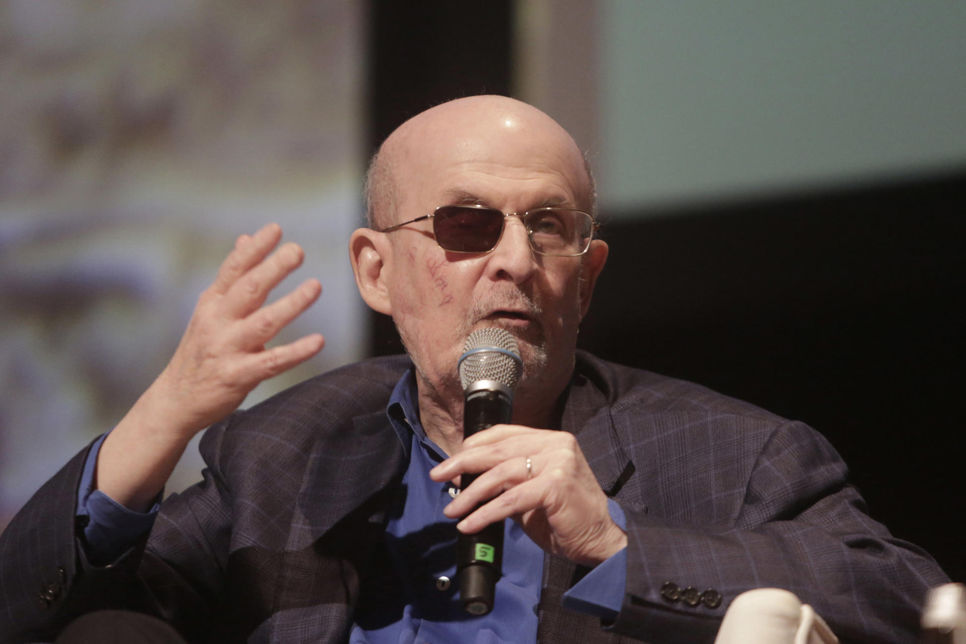 El atacante de Salman Rushdie es declarado culpable de terrorismo federal