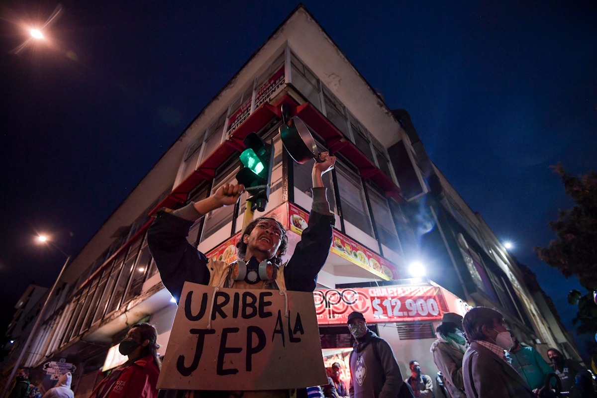 De acuerdo con el alto tribunal, la decisión se basa en un riguroso estudio jurídico que determinó que, estando en libertad, Uribe podría representar un riesgo de osbtrucción de la justicia.