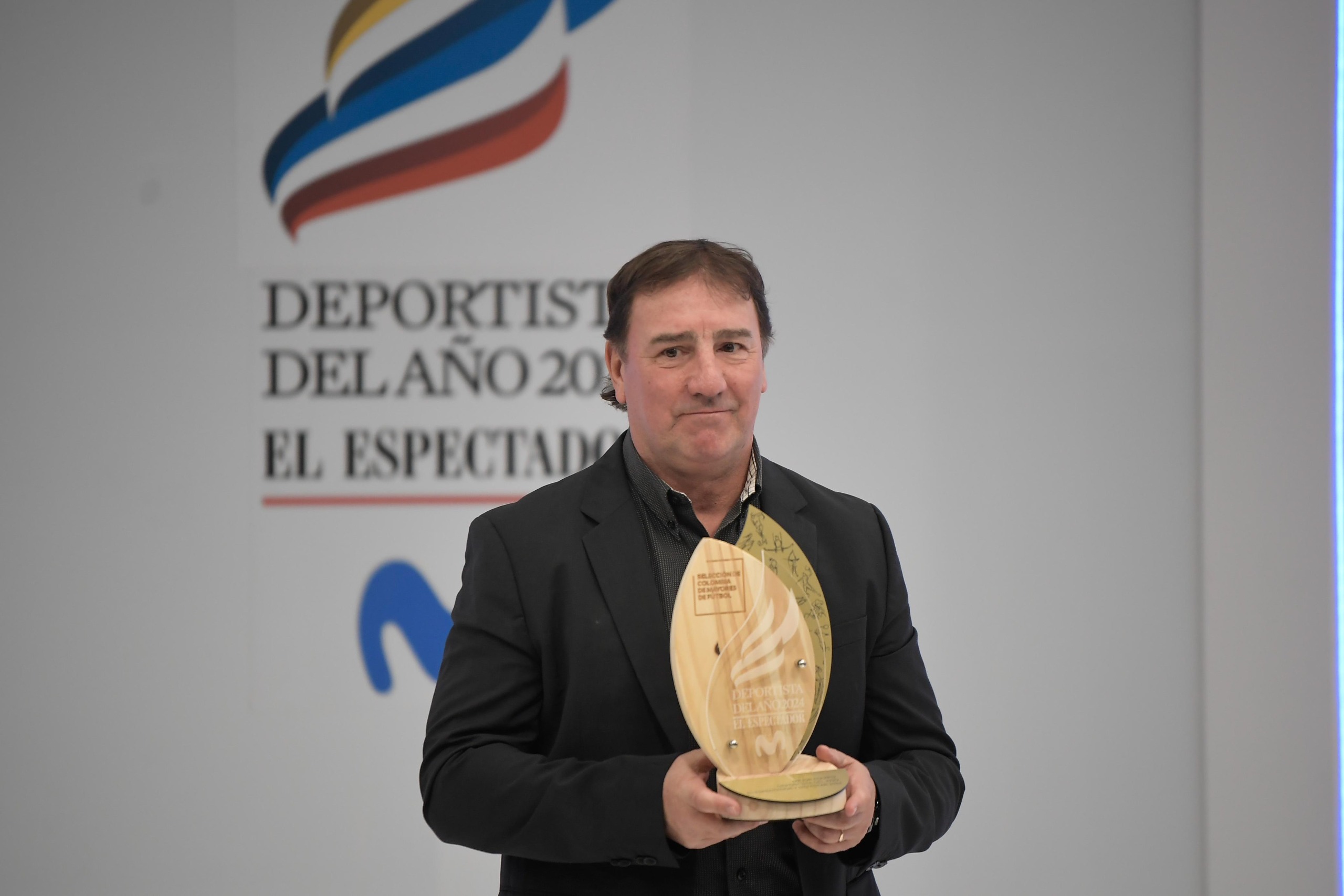 El técnico Néstor Lorenzo recibe el premio al Mejor Equipo del Año en nombre de la Federación Colombiana de Fútbol.