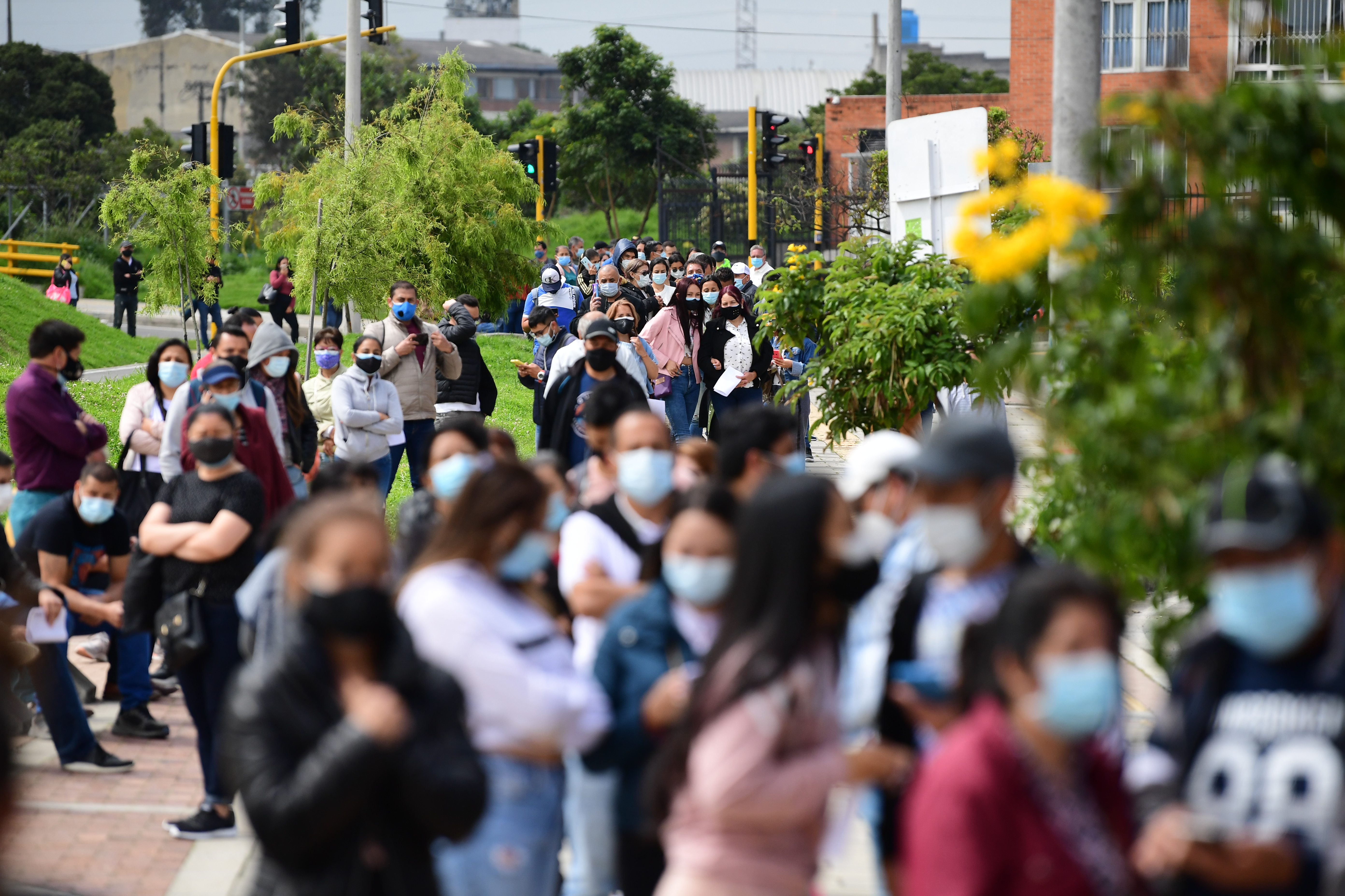 Filas y jornadas de vacunación contra el Covid -19 en diversos puntos de la capital