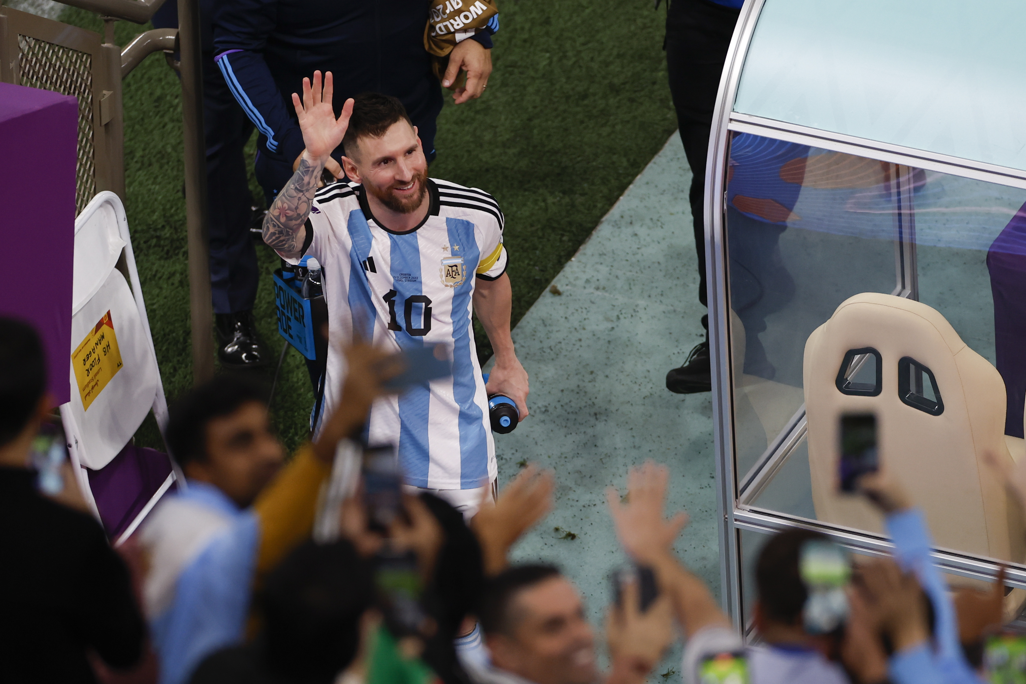 GR2019. LUSAIL (CATAR), 13/12/2022.- Lionel Messi de Argentina saluda a la tribuna hoy, al final de un partido de semifinales del Mundial de Fútbol Qatar 2022 entre Argentina y Croacia en el estadio de Lusail (Catar). EFE/ Alberto Estevez