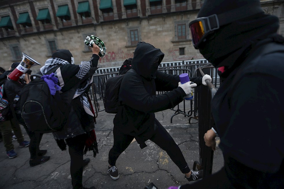 Las activistas retiraron las vallas metálicas que rodean el edificio y realizaron pintadas en la plancha del Zócalo (plaza central) capitalino con mensajes como "un violador no será gobernador". La protesta se realizó mientras feministas de este colectivo eran llamadas a declarar en la céntrica alcaldía capitalina Cuauhtémoc para responder a acusaciones de robo y daño en propiedad privada durante la marcha de las mujeres del 8 de marzo de 2020.
