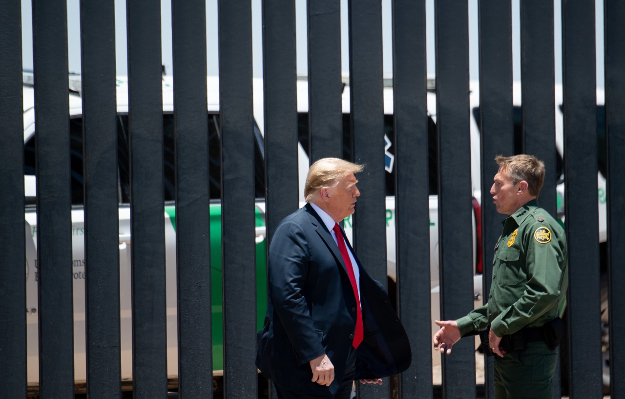 Donald Trump visitó el muro que, según él, frena a los migrantes y al COVID-19