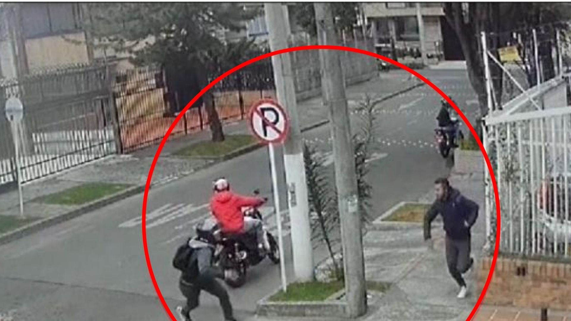 Video: graban violento atraco a joven en Bogotá; lo robaron en moto y entre tres