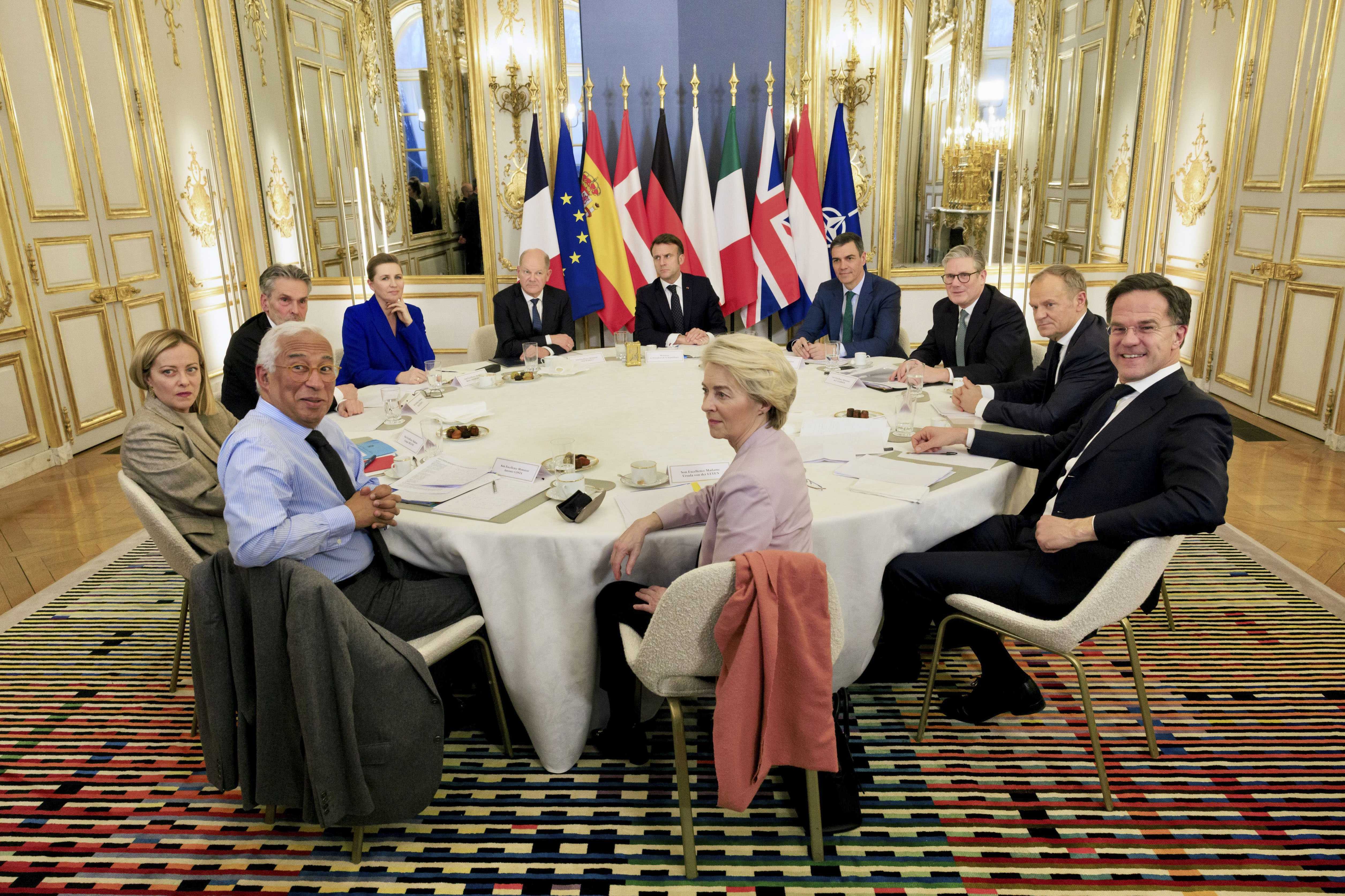 PARÍS (FRANCIA), 17/02/2025.- Los principales líderes europeos, como el canciller alemán, Olaf Scholz; el presidente del Gobierno español, Pedro Sánchez (c-d); y los primeros ministros de Países Bajos, Dick Schoof; de Polonia, Donald Tusk, y de Italia, Giorgia Meloni (i), además de los máximos representantes de la UE y de la OTAN, se encuentran reunidos en París en una cumbre informal organizada de urgencia por el presidente francés, Emmanuel Macron (c, atrás), para diseñar su estrategia de cara a un potencial proceso de paz en Ucrania, ante la aceleración de contactos entre EE.UU. y Rusia sin contar con ellos. Sánchez, consideró este lunes "prematuro" tratar el envío de tropas de paz a Ucrania, porque "todavía hay guerra en el país", al tiempo que exigió la participación de Kiev y de la Unión Europea (UE) en las negociaciones que impulsa Estados Unidos con Rusia. EFE/ Pool Moncloa SOLO USO EDITORIAL SOLO DISPONIBLE PARA ILUSTRAR LA NOTICIA QUE ACOMPAÑA (CRÉDITO OBLIGATORIO)
