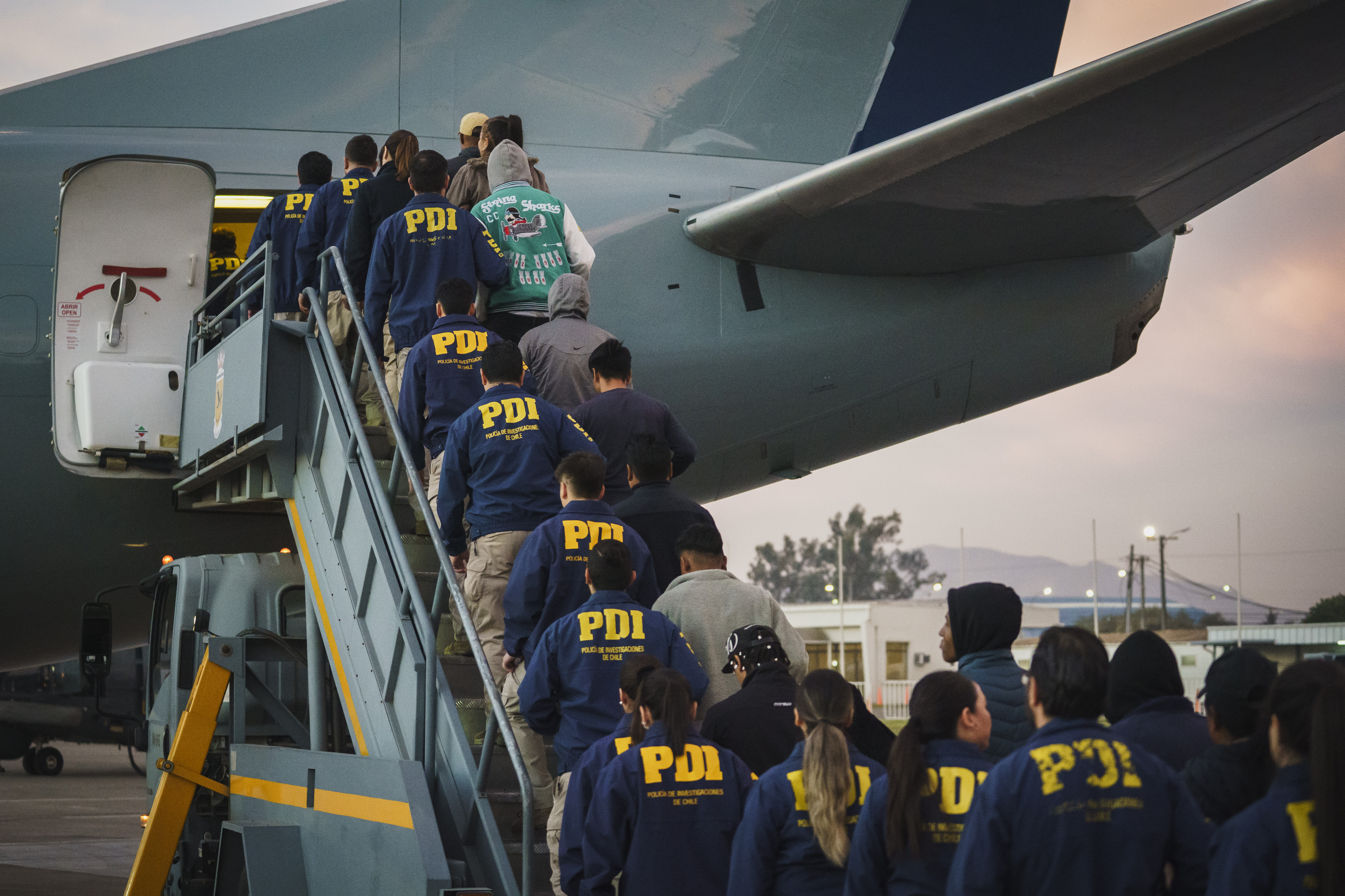 Colombianos, en el centro del primer vuelo de deportados en Chile