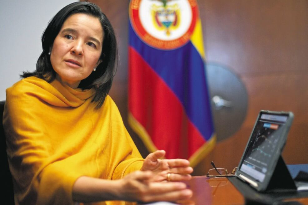 Ministra TIC desmiente que haya trabajado en Facebook mientras ejercía su cargo