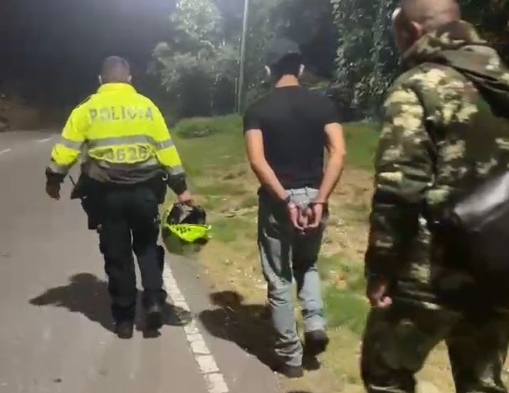 Vuelve y juega: sorprenden a otro sujeto prendiendo fuego en los cerros orientales