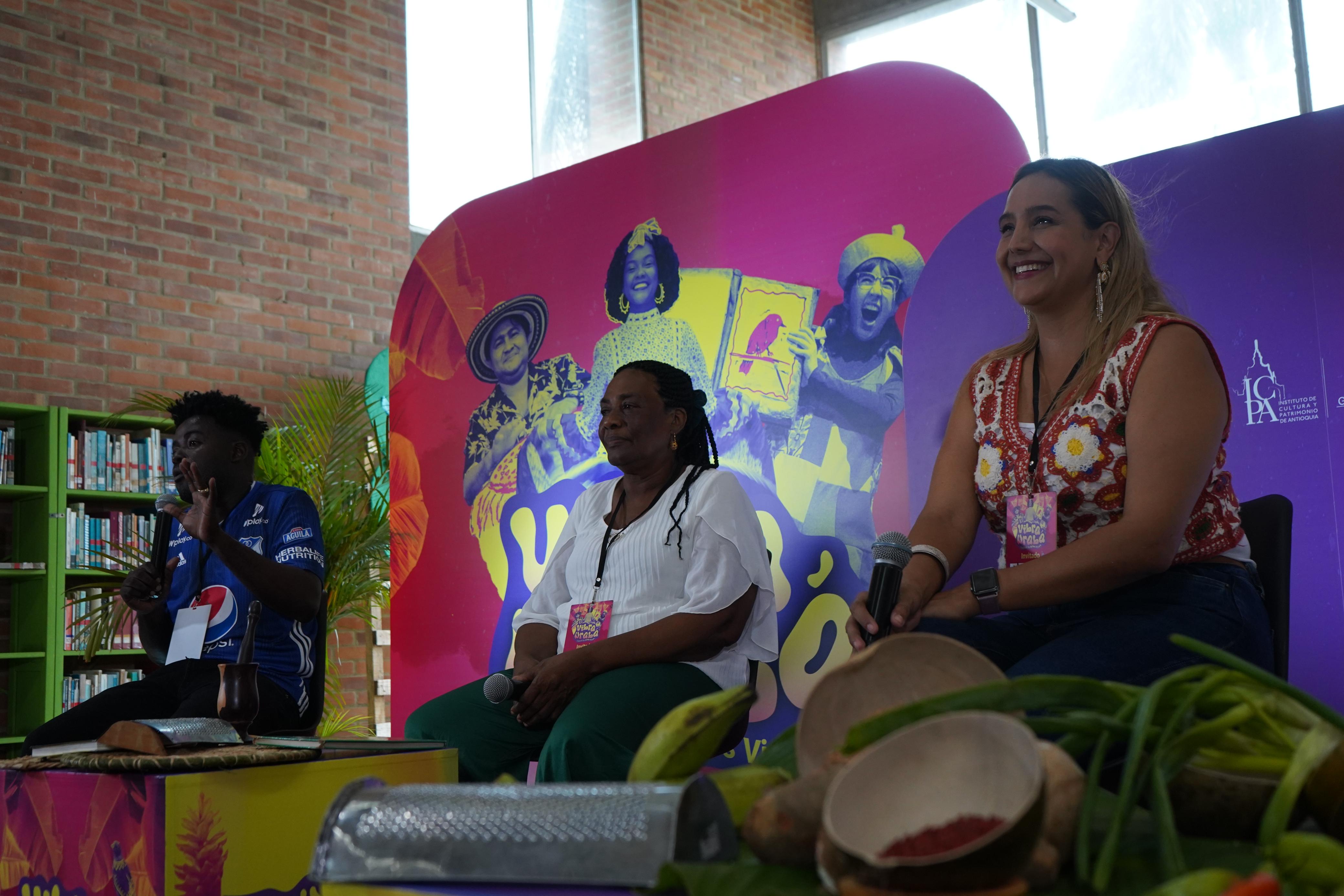 La cocinera tradicional, Mayo Rivas Mosquera (cen.), y su heredero, conocido como 'El Sinvergüenza" (izq.), conversaron con la investigadora Meli Ospina (der.), sobre la importancia del uso de ingredientes naturales y otros trucos para la preparación de platos típicos de la región.