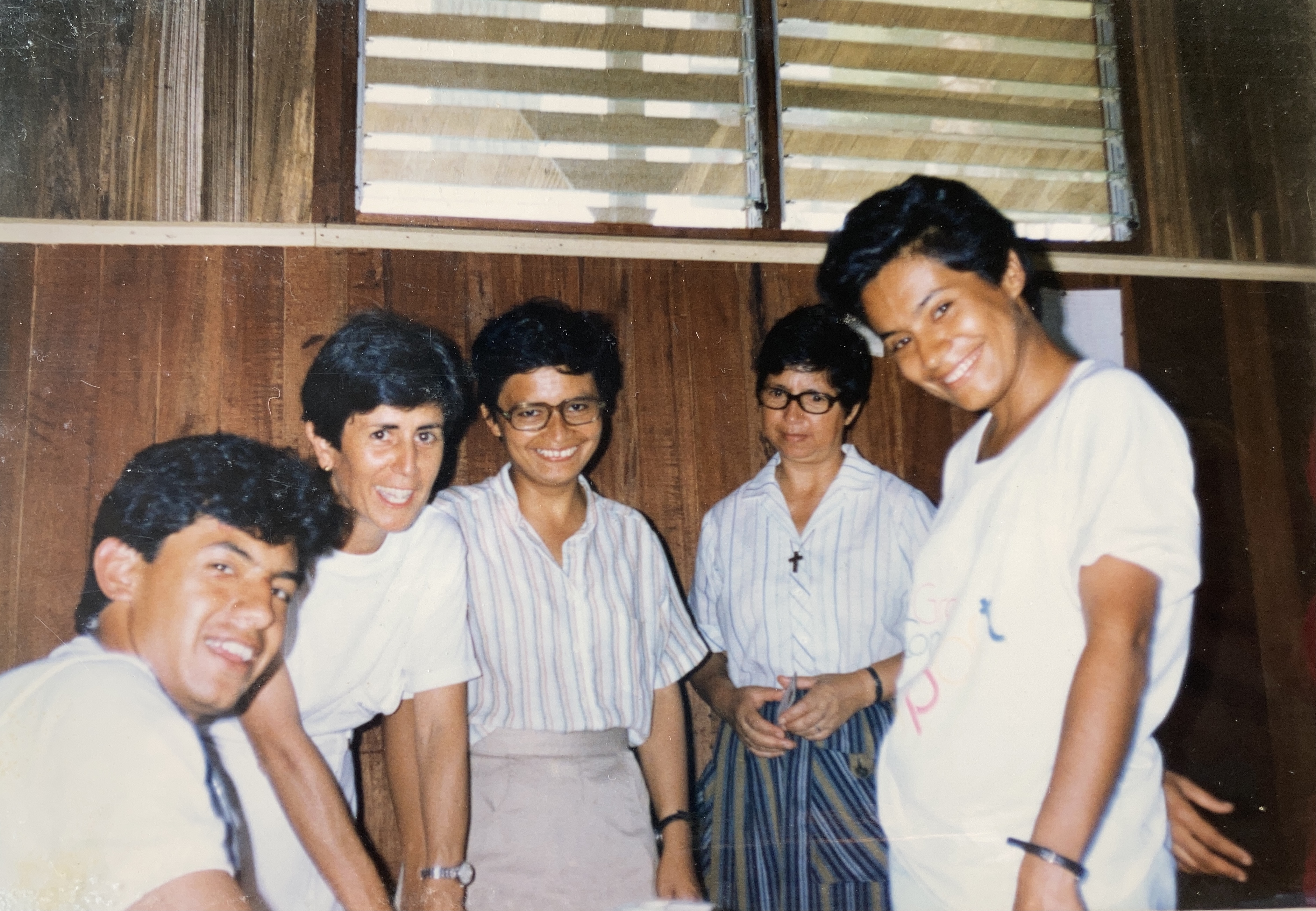 De pelo corto, gafas y sonrisa amplia, en el centro de la foto, la hermana Yolanda Cerón con algunos compañeros de trabajo.
