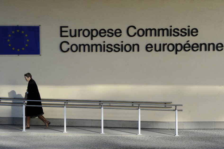 China pide negociar con la UE para evitar guerra comercial