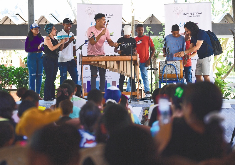 La actriz y escritora Indhira Serrano llegó hasta la vereda Puerto Rey para conversar sobre identidad y respeto por la diferencia. / Gustavo Torrijos.