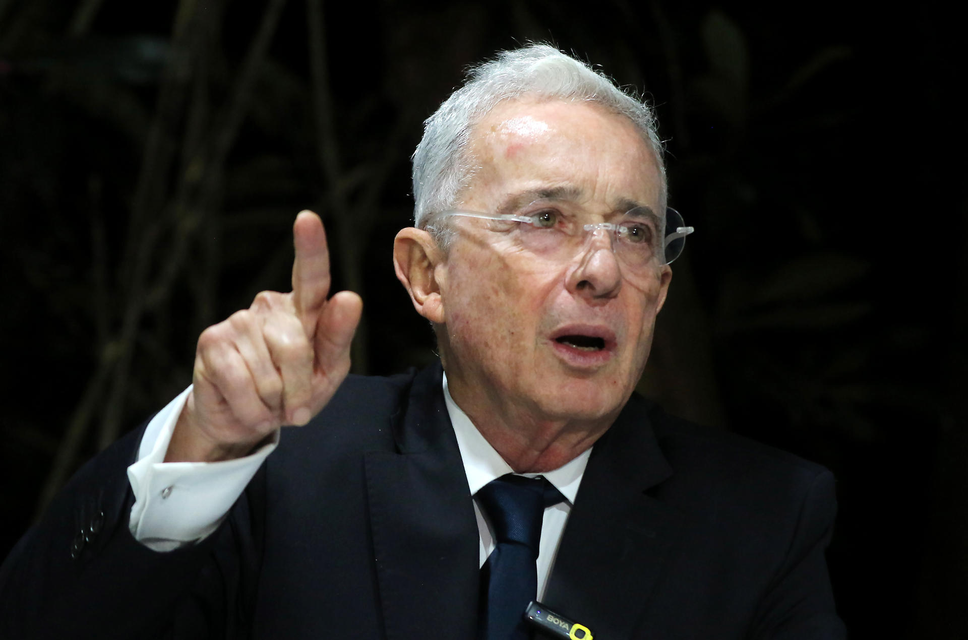 AME371. LLANOGRANDE (COLOMBIA), 21/10/2025.- El expresidente de Colombia Álvaro Uribe habla en una rueda de prensa este martes, en Llanogrande (Colombia). Uribe afirmó tras ser absuelto en segunda instancia por el Tribunal Superior de Bogotá de los delitos de fraude procesal y soborno en actuación penal, que "la majestad de la Justicia tiene que estar por encima de la política". EFE/ STR