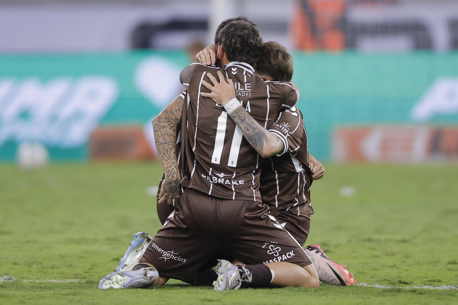 AME2478. SANTIAGO DEL ESTERO (ARGENTINA), 01/06/2025.- Jugadores de Platense celebran la final del Torneo Apertura 2025 este domingo, en el Estadio Único Madre de Ciudades, en Santiago del Estero (Argentina). EFE/Juan Ignacio Roncoroni