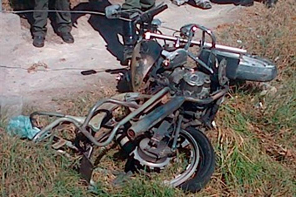 Hombre lanzó su moto a un caño para evitar que fuera inmovilizada