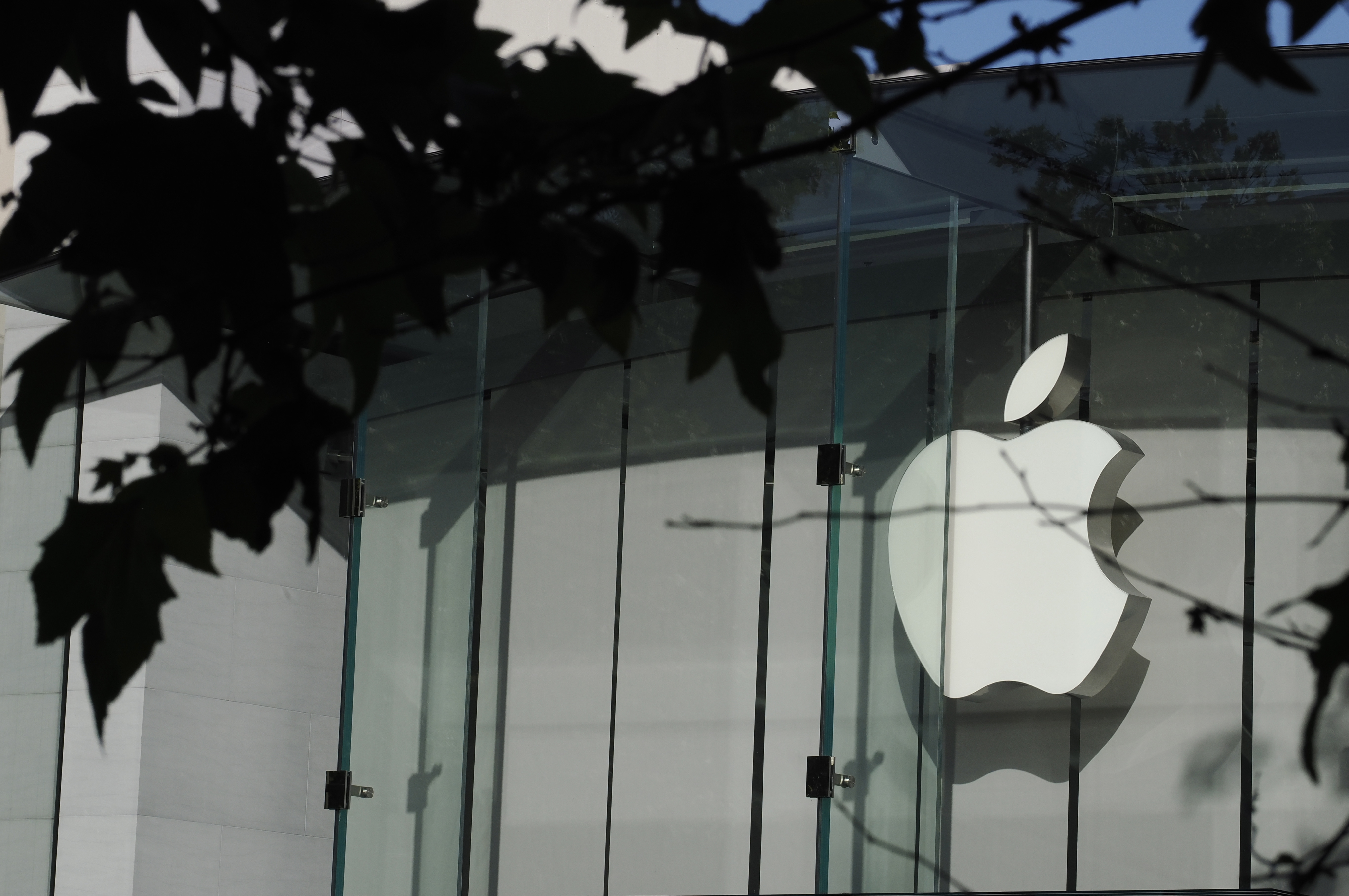 Acciones de Apple tocan récord antes de lanzamiento de lentes de realidad mixta
