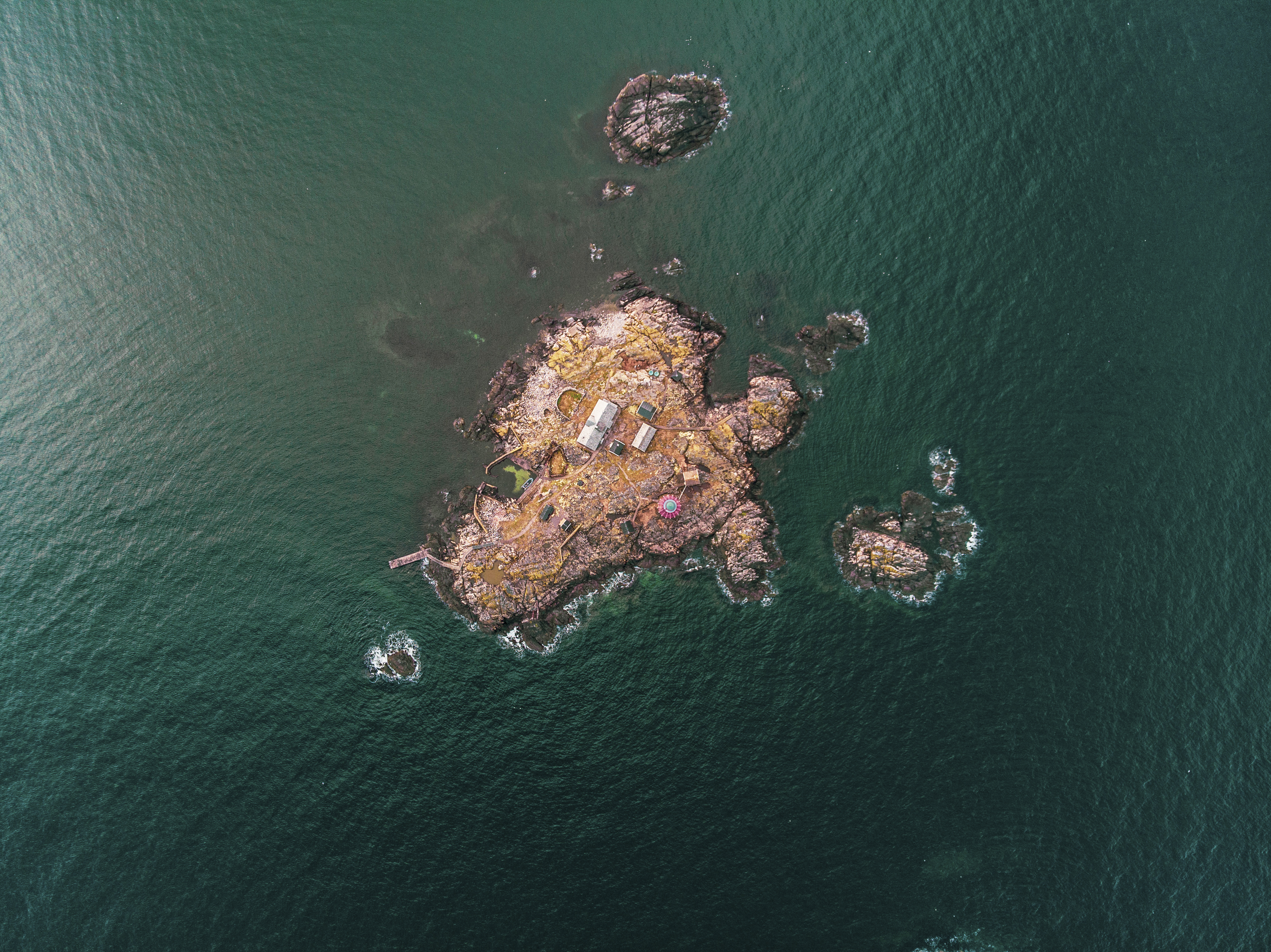 Se construyó una casa para el farero, su familia y el personal. Durante casi 110 años, generaciones de fareros convivieron con sus familias en este entorno extremo, cuidando el faro, rescatando a los náufragos y creando una pequeña y aislada sociedad.