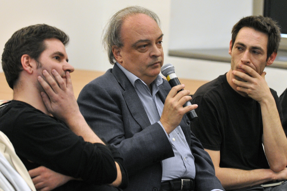 Enrique Vila-Matas, en el Club, comenta “Doctor Pasavento”.  / Jordi Casañas