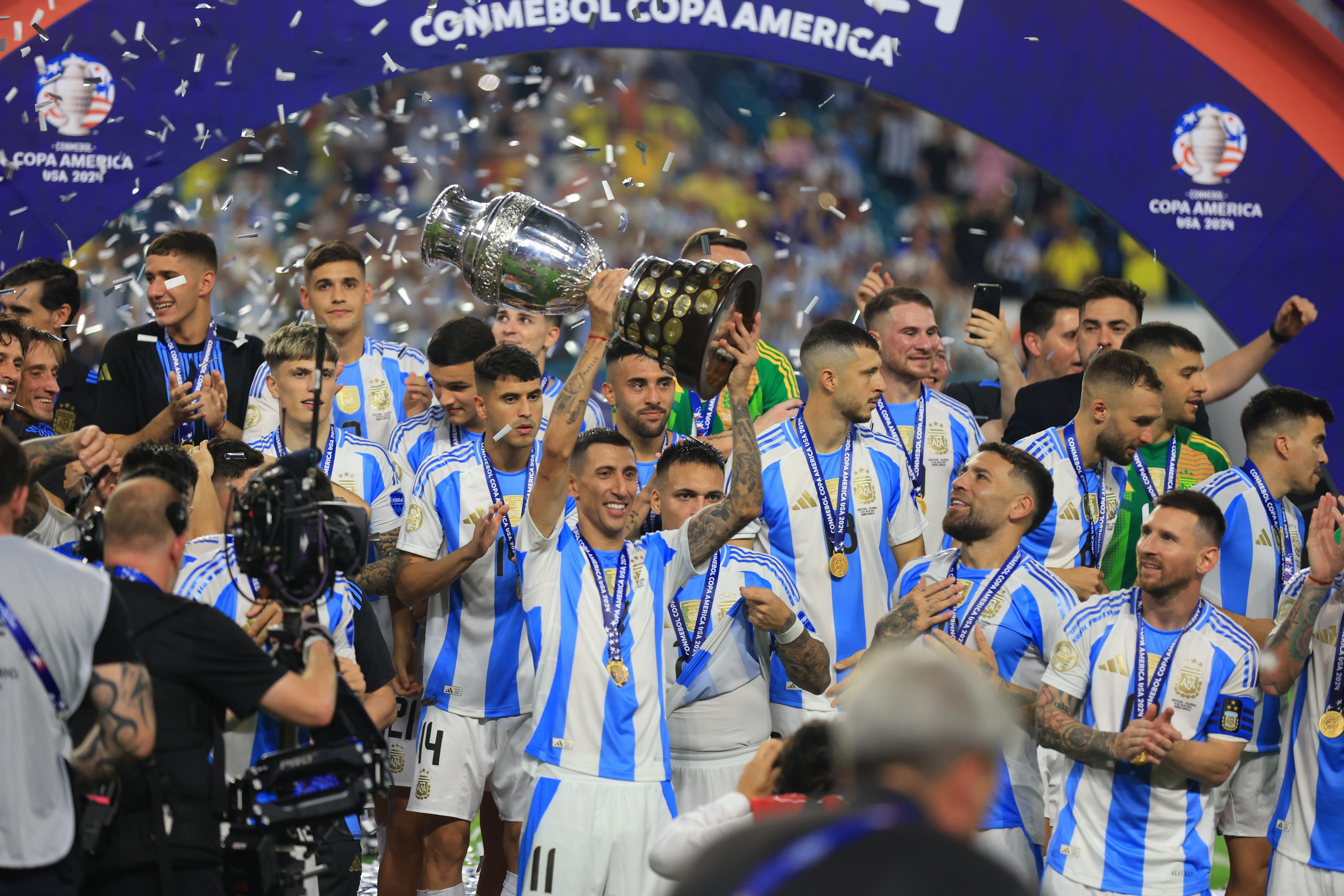 Miami (United States), 15/07/2024.- Argentina's Angel Di Maria raises the trophy after winning the CONMEBOL Copa America 2024 final against Colombia, in Miami Gardens, Florida, USA, 14 July 2024. Argentina won 1-0 after a goal by striker Lautaro Martinez in extra time. EFE/EPA/CRISTOBAL HERRERA-ULASHKEVICH