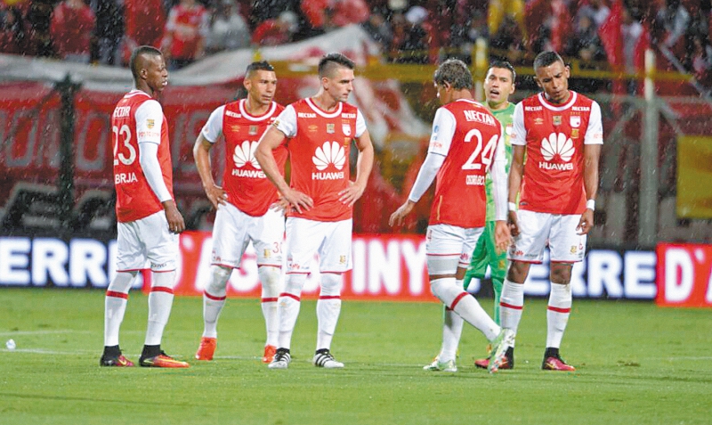 Los jugadores de Santa Fe, aburridos sobre la cancha del estadio de Techo. / Jonathan Ramos