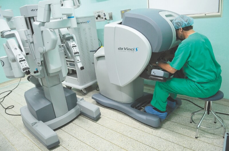 Los robots también se usan para operar a mujeres con cáncer uterino.  / Archivo 