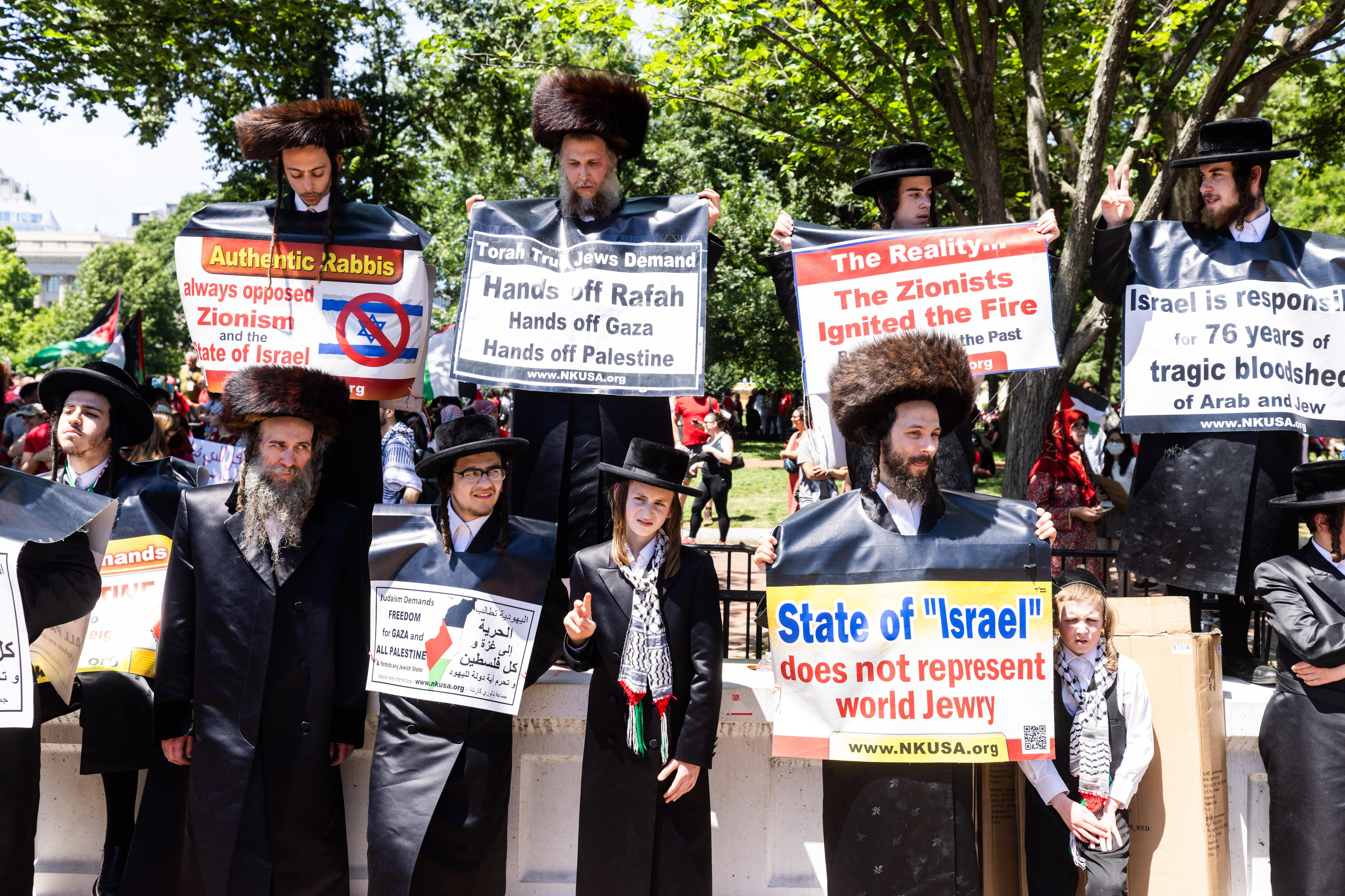 Washington (United States), 08/06/2024.- Supporters of Palestine gather outside the White House to protest Israel'Äôs ongoing incursion into Gaza in Washington, DC, USA, 08 June 2024. More than 36,000 Palestinians and over 1,400 Israelis have been killed, according to the Palestinian Health Ministry and the Israel Defense Forces (IDF), since Hamas militants launched an attack against Israel from the Gaza Strip on 07 October 2023, and the Israeli operations in Gaza and the West Bank which followed it. (Protestas) EFE/EPA/JIM LO SCALZO