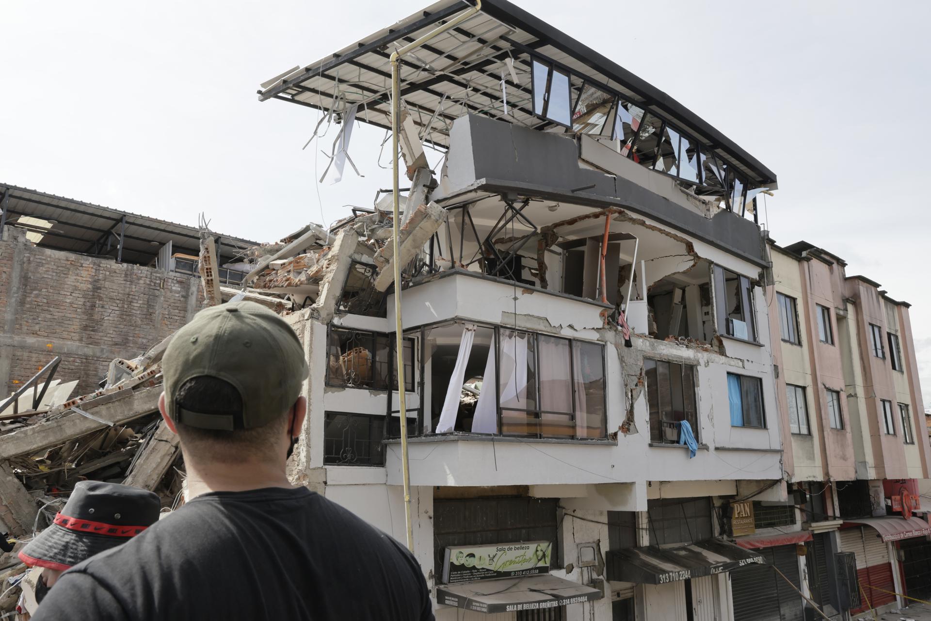 AME8355. PEREIRA (COLOMBIA), 12/08/2026.- Un hombre observa una edificación destruida por el terremoto de magnitud 7,4 del pasado lunes, este miércoles en Pereira (Colombia). EFE/ Carlos Ortega
