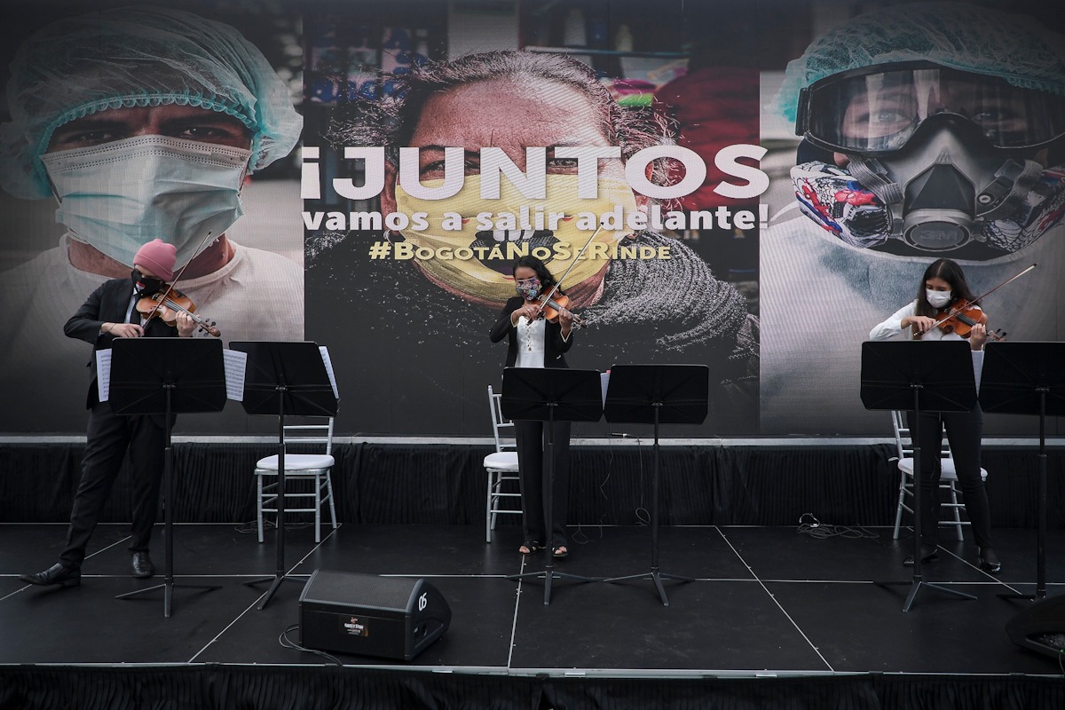 El cumpleaños 482 de la capital pasará a la historia, debido a la atípica celebración que los bogotanos realizan desde sus casas y la tristeza por todas la personas víctimas de la pandemia. “Gracias por estos meses de cuidado y paciencia. Gracias por los 482 años de historia. Que nuestra voz se repita por los siglos”, finalizó la mandataria en la ceremonia.
