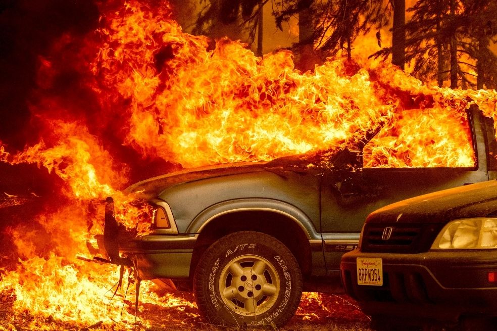 Vehículos y viviendas han sido consumidos por las llamas del incendio forestal Dixie en California.