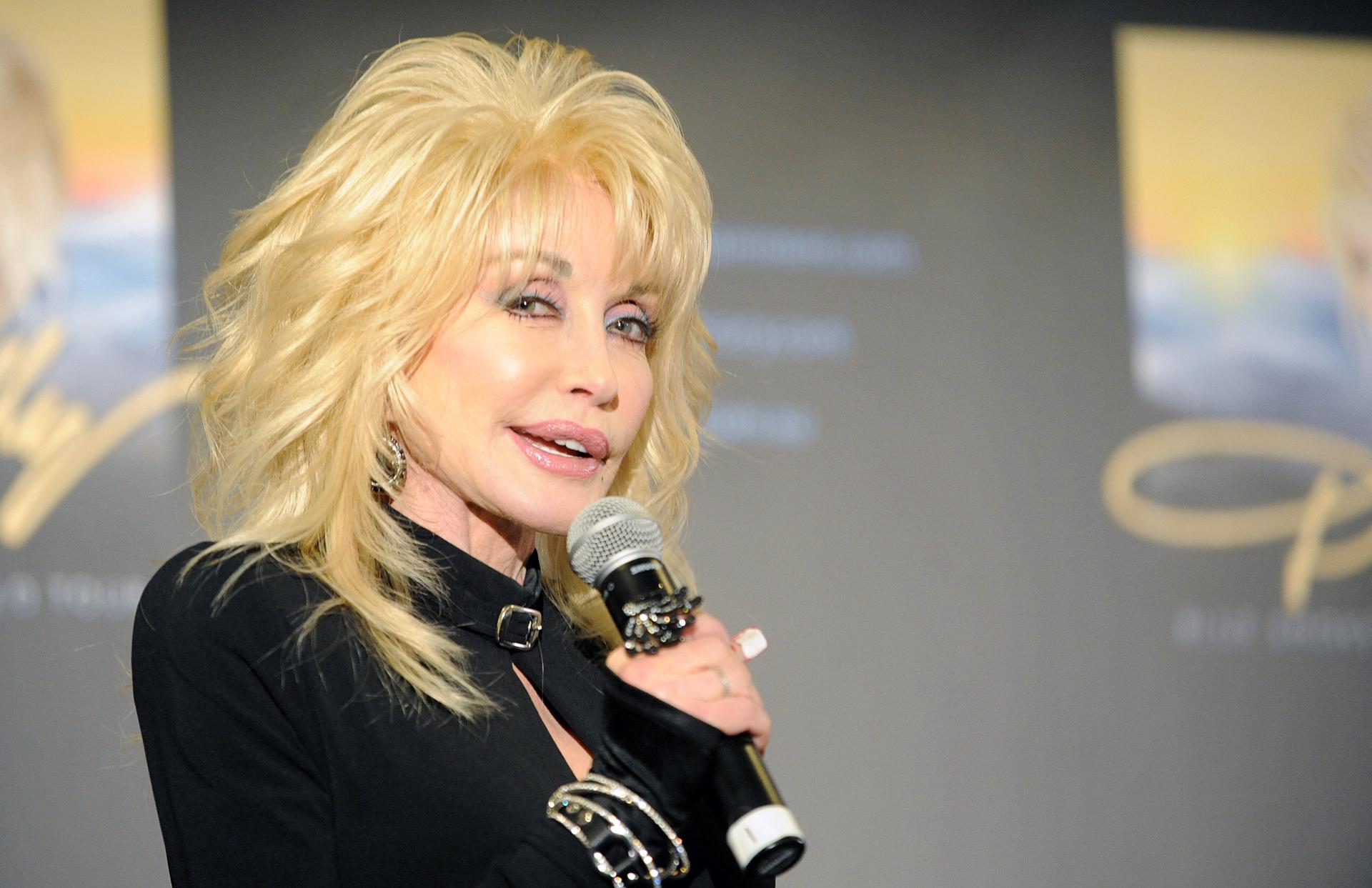 Murió Dolly Parton, legendaria estrella de la música country, a los 80 años