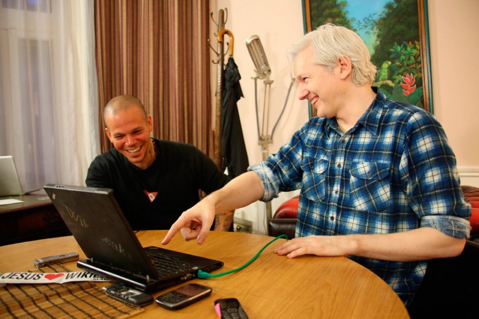 René Pérez de Calle 13 y Julian Assange.