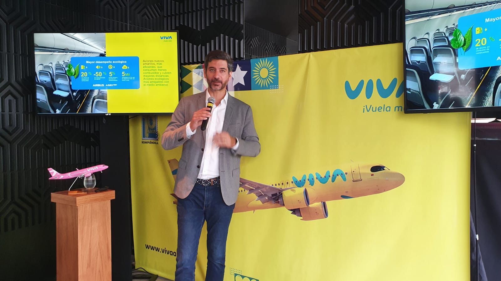 Félix Antelo, CEO de Viva, acompañó uno de los vuelos iniciales de la aerolínea hacia Argentina.