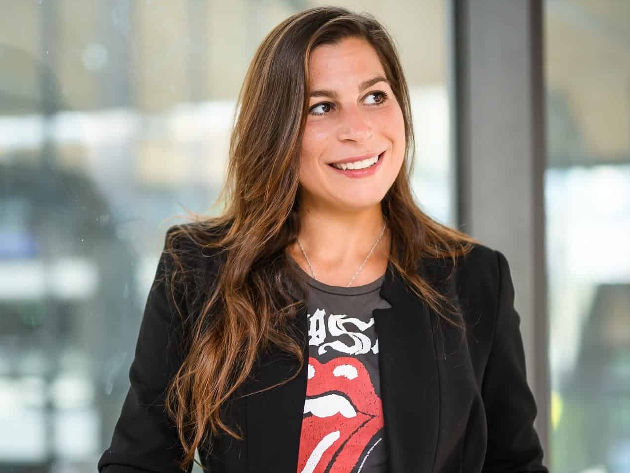 Aline Sara permite que "las personas afectadas por conflictos obtengan ingresos en línea como tutores de idiomas, profesores y traductores".
