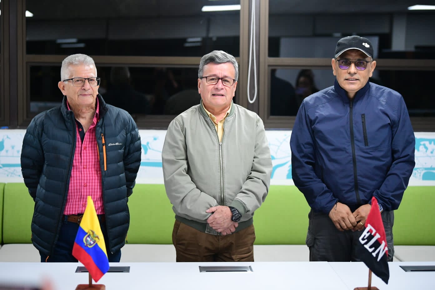 Aterriza delegación del ELN en Bogotá: todo listo para encuentro con Petro