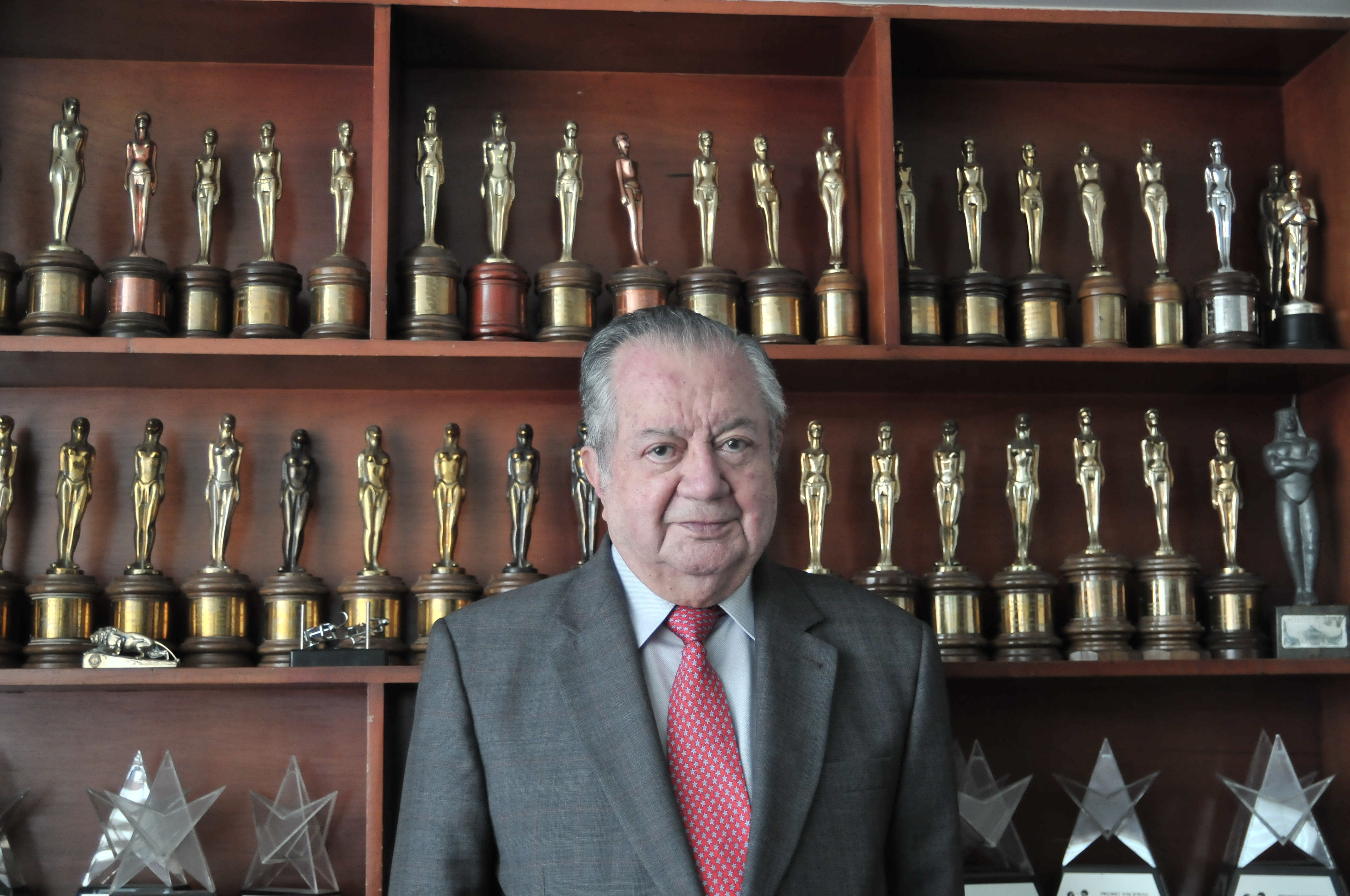 Empresario, actor, productor, locutor y presentador de radio, televisión y cine colombiano.
