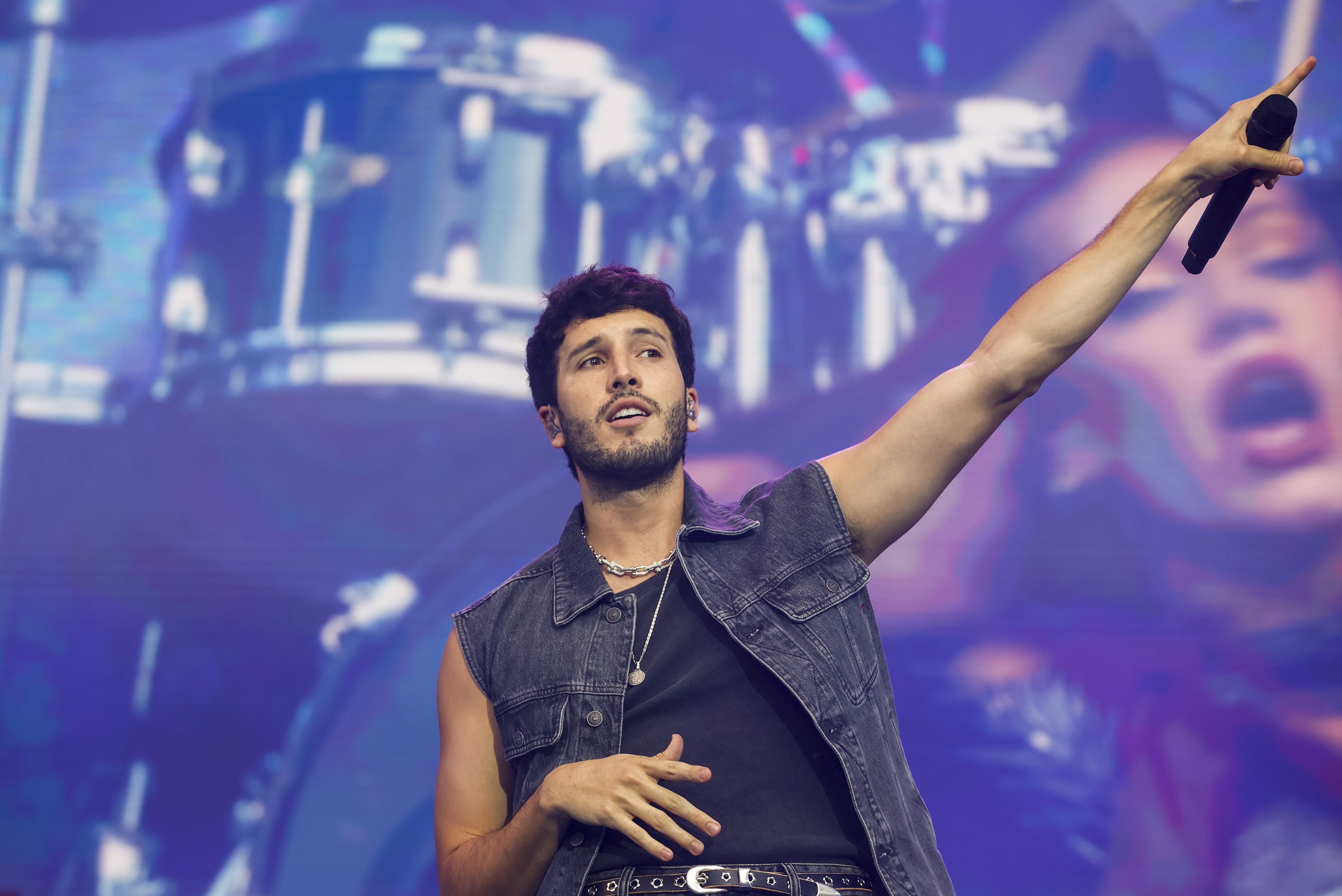 MADRID 16/06/2023.- El cantante colombiano Sebastián Yatra durante su actuación este viernes en el marco del "OMG LaLiga Music Experience" en el estadio Cívitas Metropolitano de Madrid. EFE/ Mariscal