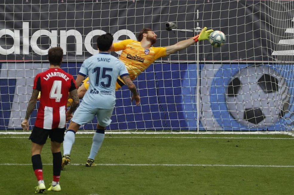 Jan Oblak, arquero del Atlético de Madrid, salvando a su equipo de la derrota contra el Athletic de Bilbao.